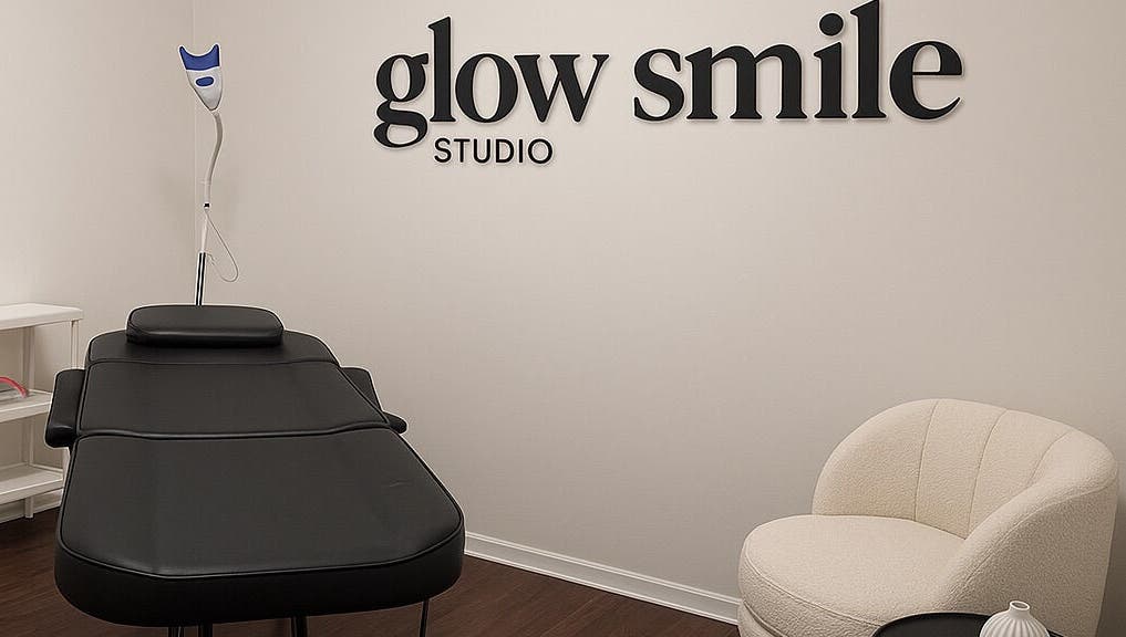 Salle de soin moderne chez Glow Smile Studio à Prilly, Vaud, CH, alliant confort et design épuré.