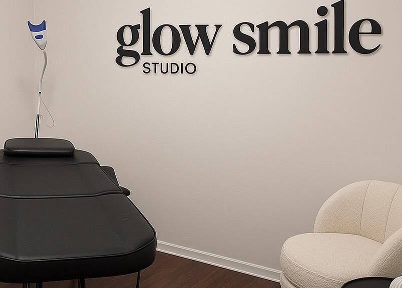 Salle de soin moderne chez Glow Smile Studio à Prilly, Vaud, CH, alliant confort et design épuré.