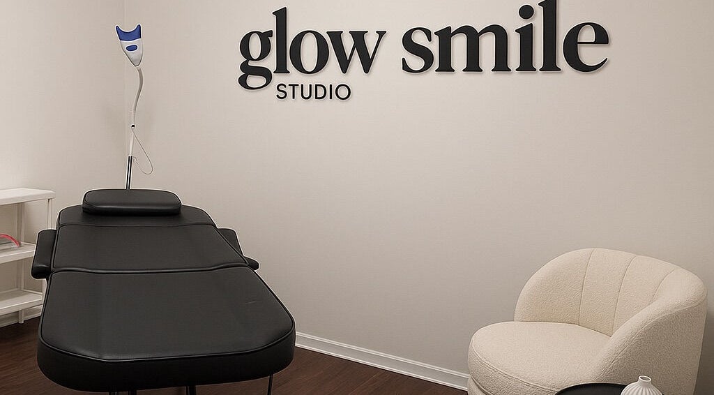 Salle de soin moderne chez Glow Smile Studio à Prilly, Vaud, CH, alliant confort et design épuré.