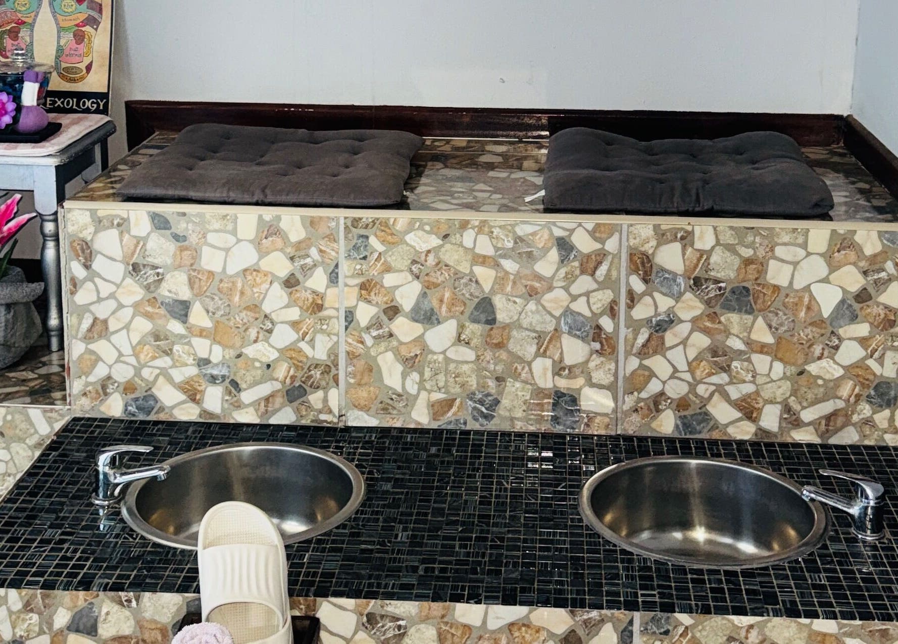 บรรยากาศการนวดที่ Kamolwan Thai Spa, Kempton Park, Gauteng, ZA พร้อมที่นั่งหินสวยงาม