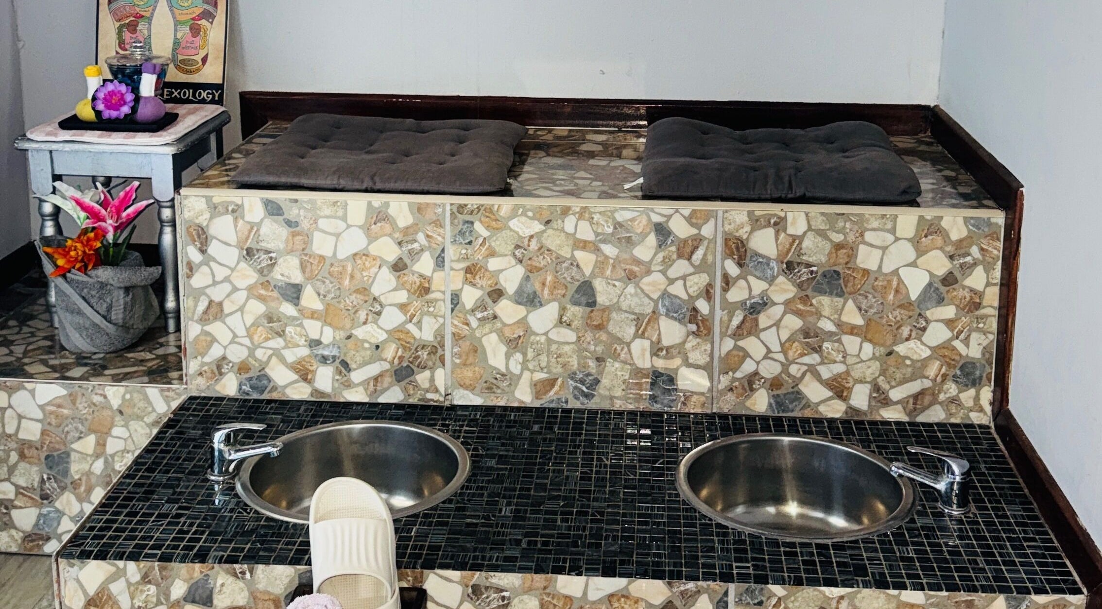 บรรยากาศการนวดที่ Kamolwan Thai Spa, Kempton Park, Gauteng, ZA พร้อมที่นั่งหินสวยงาม