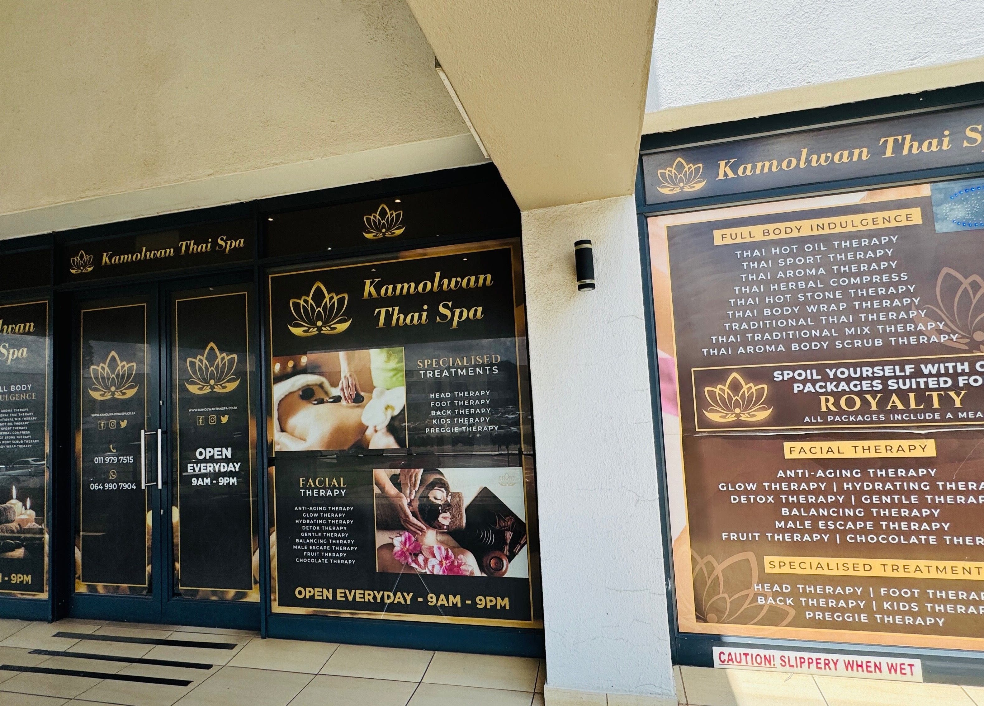 ด้านหน้าของ Kamolwan Thai Spa ใน Kempton Park, Gauteng, ZA พร้อมป้ายบริการที่ให้ความผ่อนคลาย.