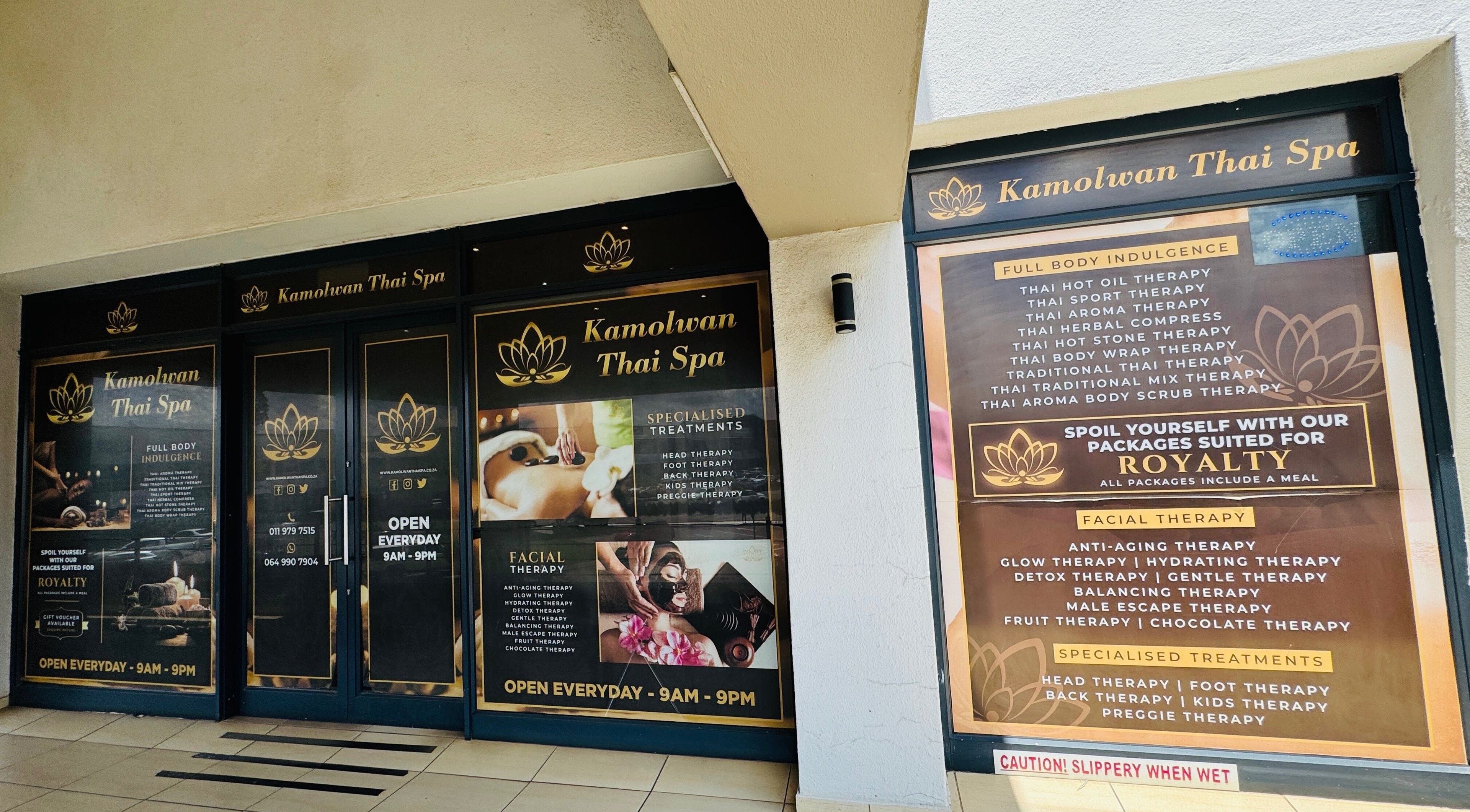ด้านหน้าของ Kamolwan Thai Spa ใน Kempton Park, Gauteng, ZA พร้อมป้ายบริการที่ให้ความผ่อนคลาย.
