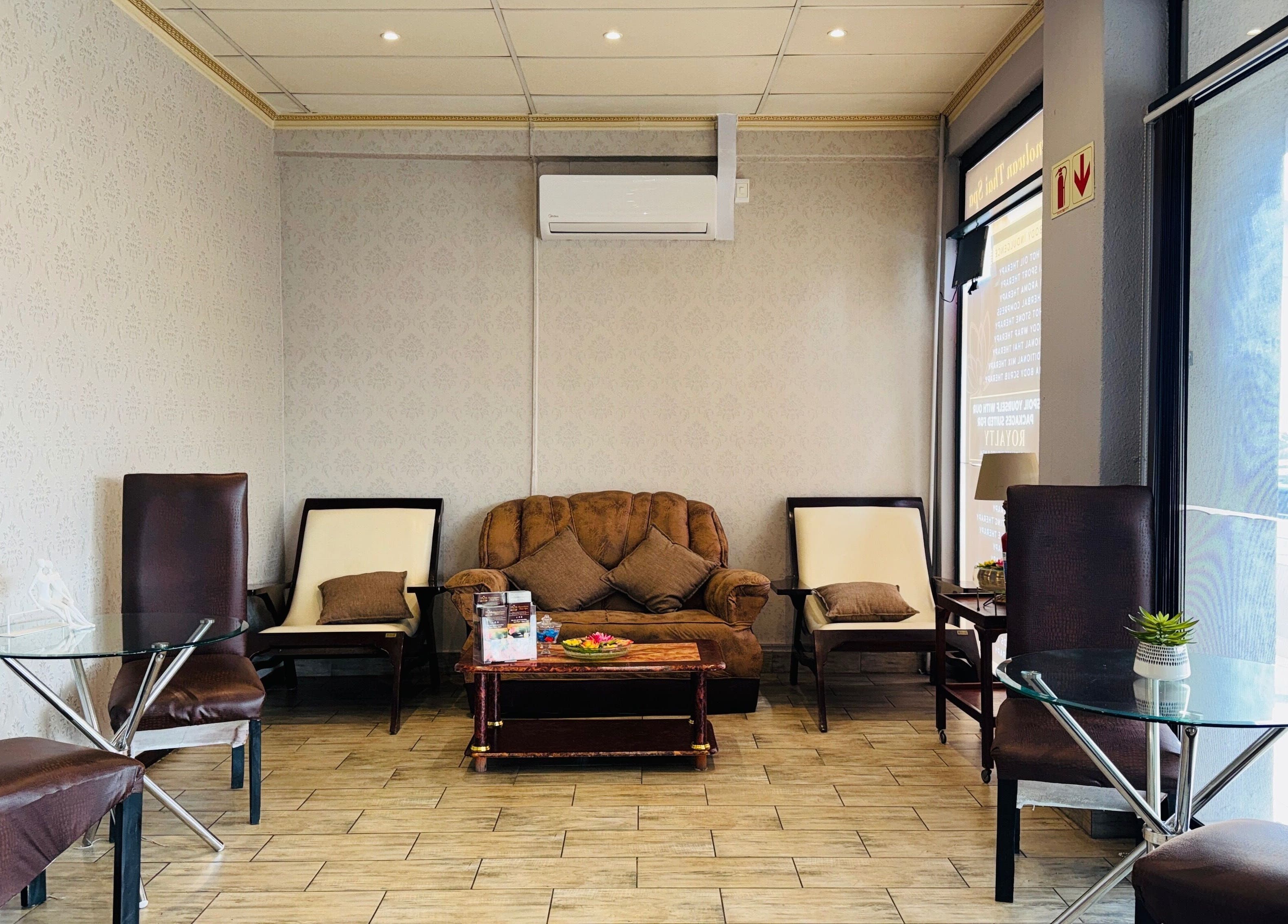 บรรยากาศอบอุ่นใน Kamolwan Thai Spa ที่ Kempton Park, Gauteng, ZA พร้อมที่นั่งสบาย