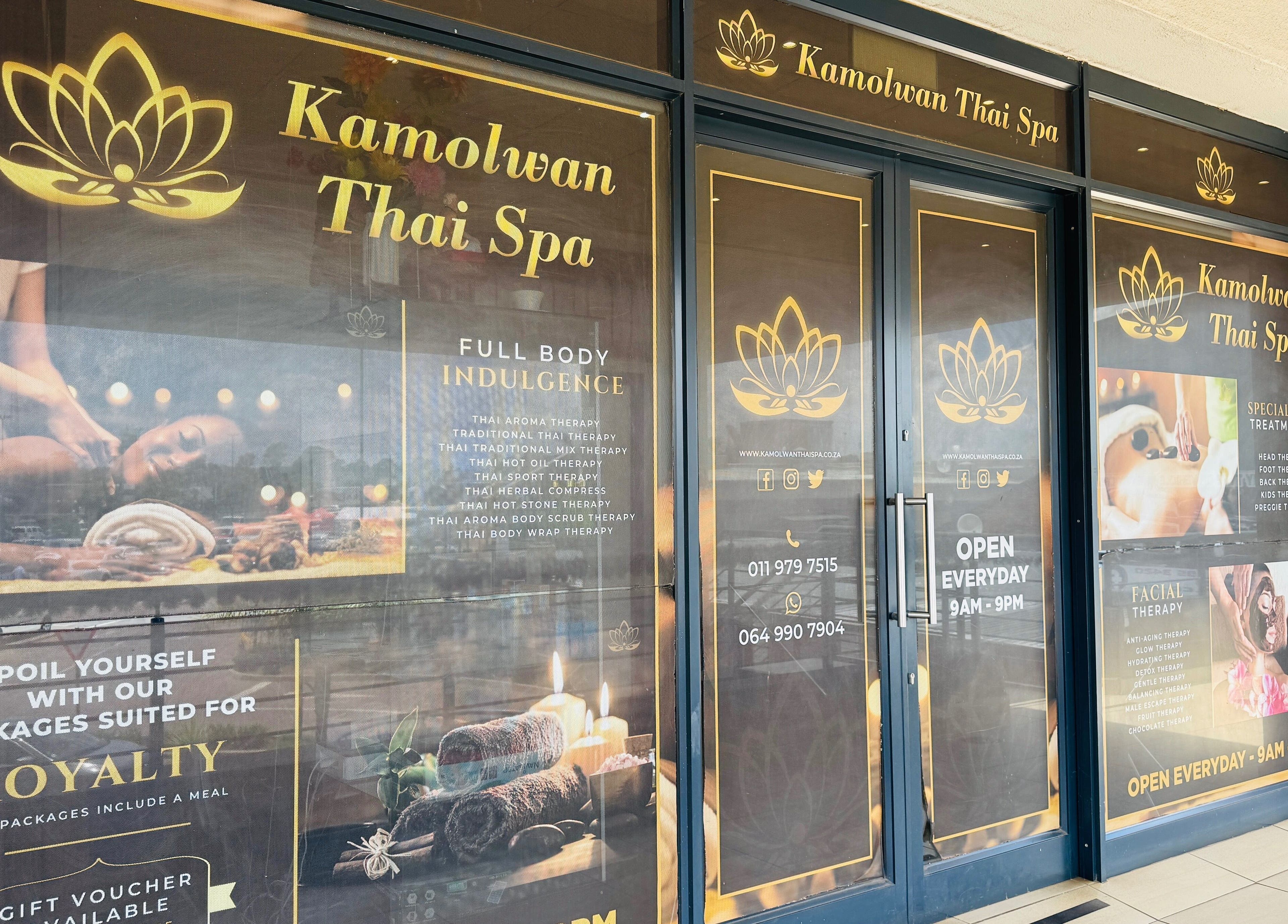 ทางเข้าศูนย์บำบัด Kamolwan Thai Spa ใน Kempton Park, Gauteng, ZA โดดเด่นด้วยโลโก้และคำบรรยายสปาไทย