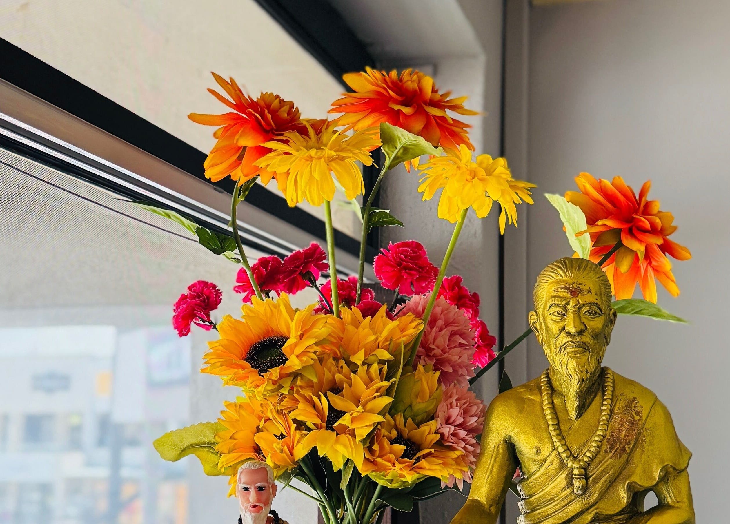 การจัดดอกไม้สดใสที่ Kamolwan Thai Spa, Kempton Park, Gauteng, ZA เพิ่มบรรยากาศสงบ