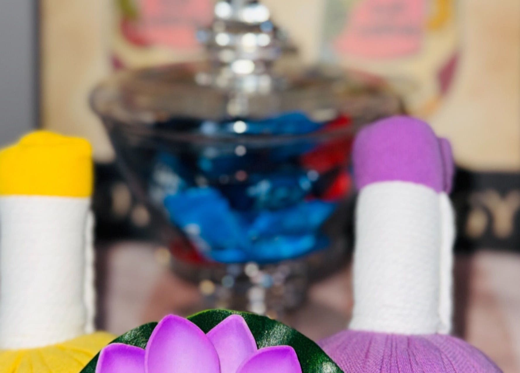 ลูกประคบสมุนไพรที่ Kamolwan Thai Spa ใน Kempton Park, Gauteng, ZA เพื่อการผ่อนคลายที่เหนือชั้น