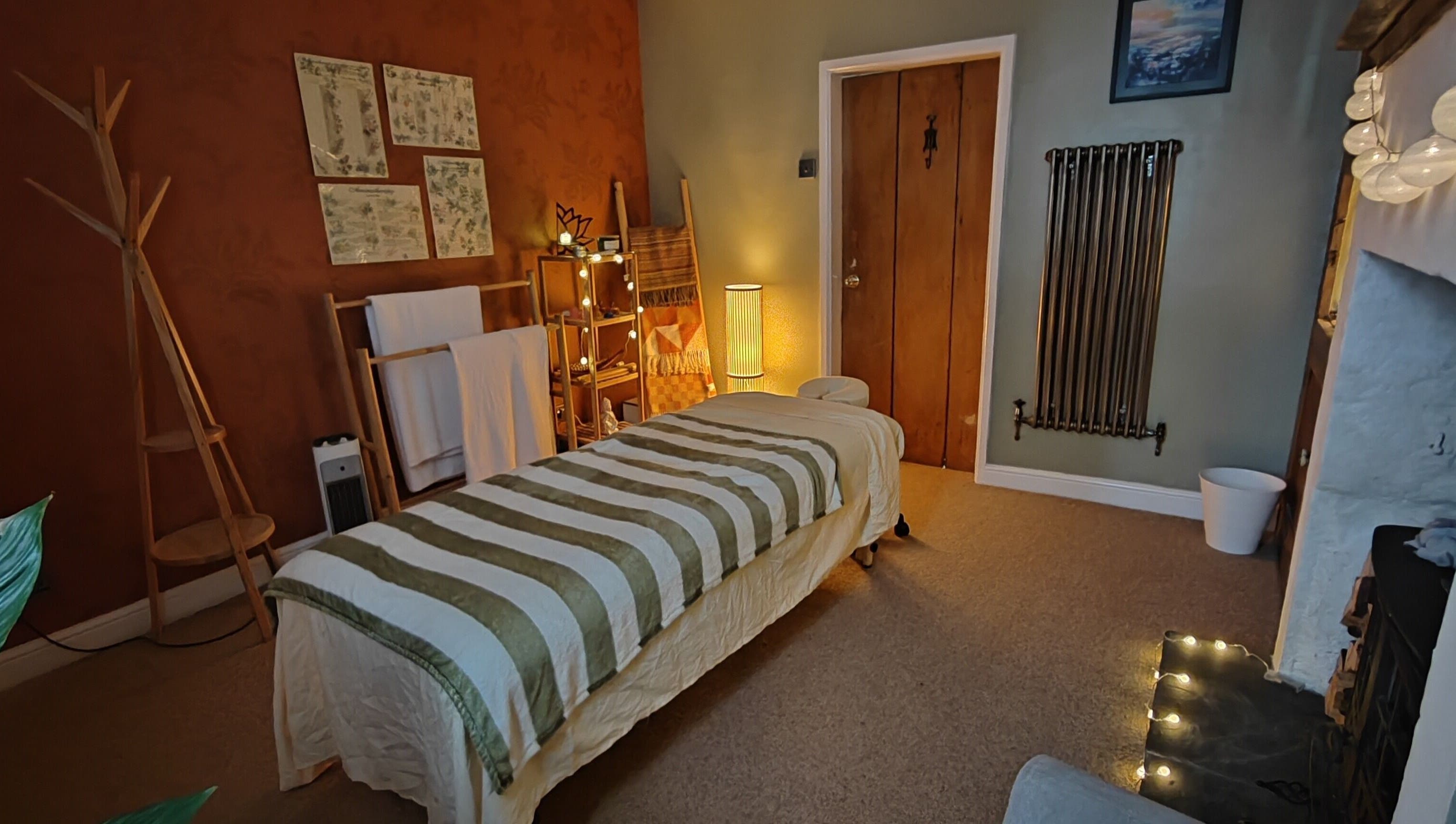 Relaxing massage room at Metta Massage Therapies, Galgate, England, GB with warm lighting and cozy ambiance.