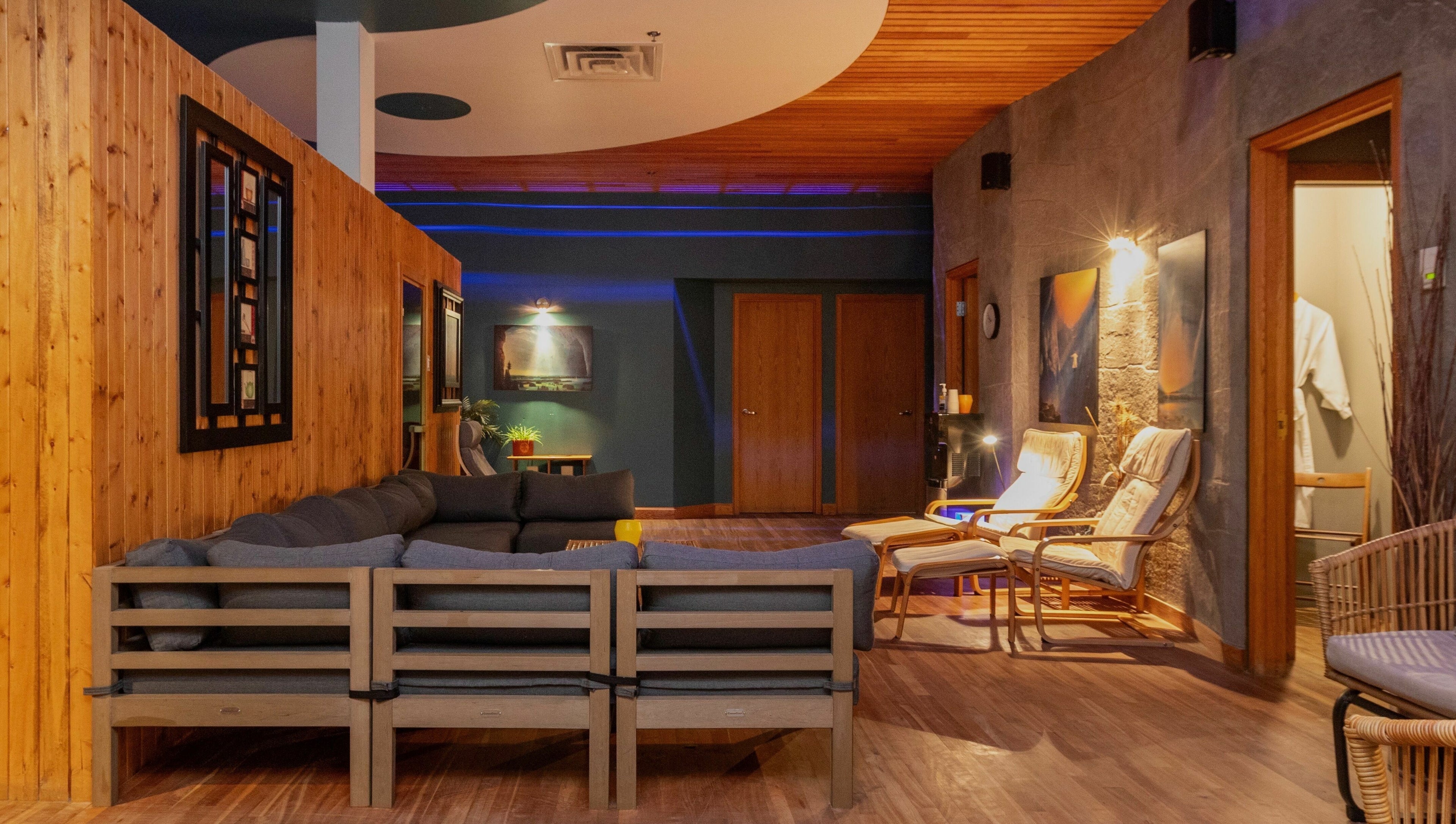 Salon de détente élégant à L'Absolu Spa, Montréal, Québec, CA avec des fauteuils confortables et une ambiance chaleureuse.