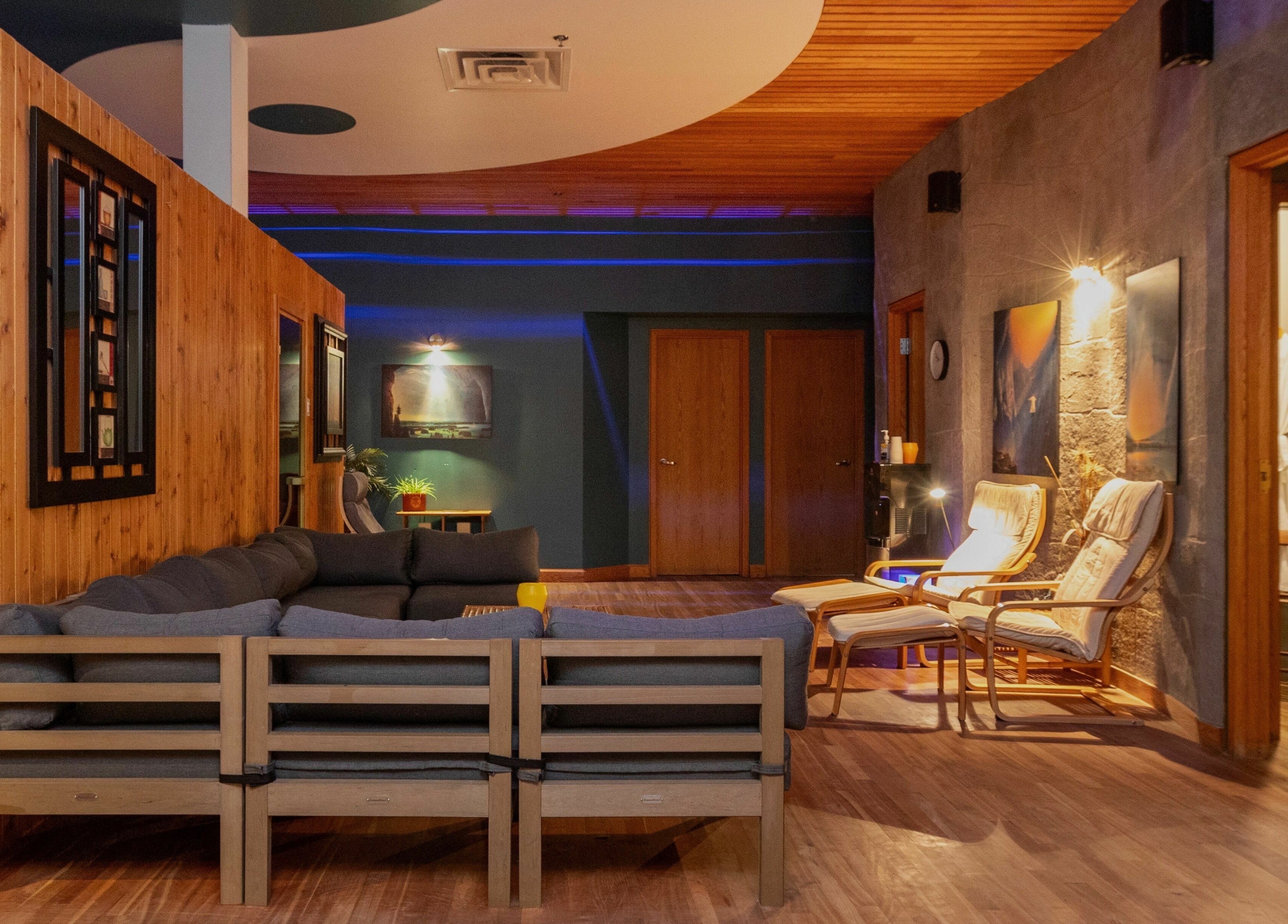 Salon de détente élégant à L'Absolu Spa, Montréal, Québec, CA avec des fauteuils confortables et une ambiance chaleureuse.