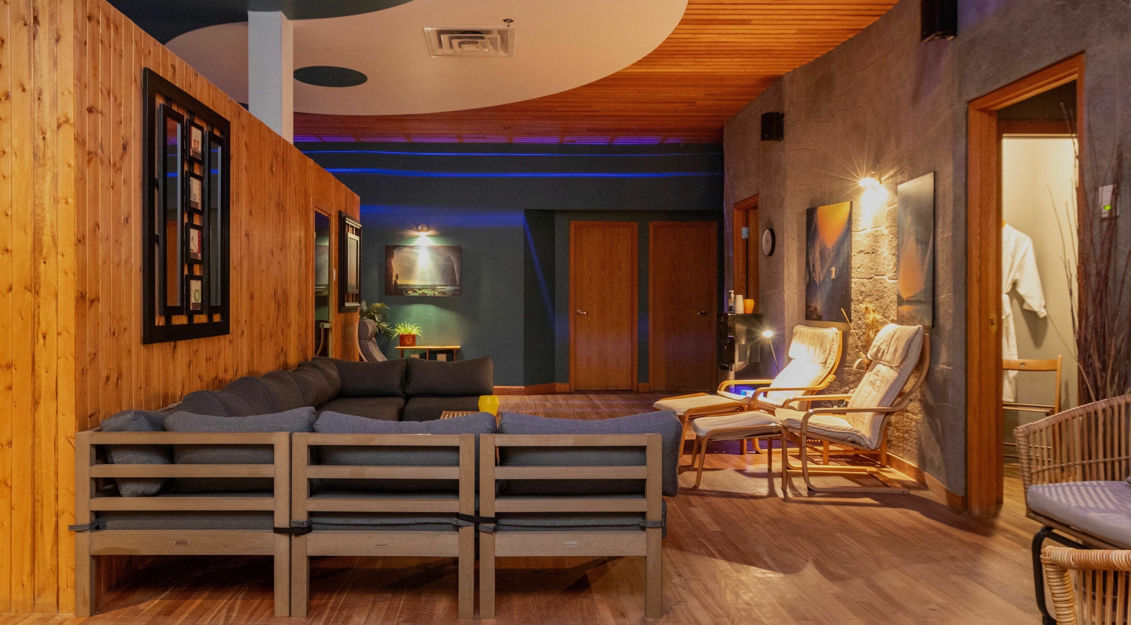 Salon de détente élégant à L'Absolu Spa, Montréal, Québec, CA avec des fauteuils confortables et une ambiance chaleureuse.