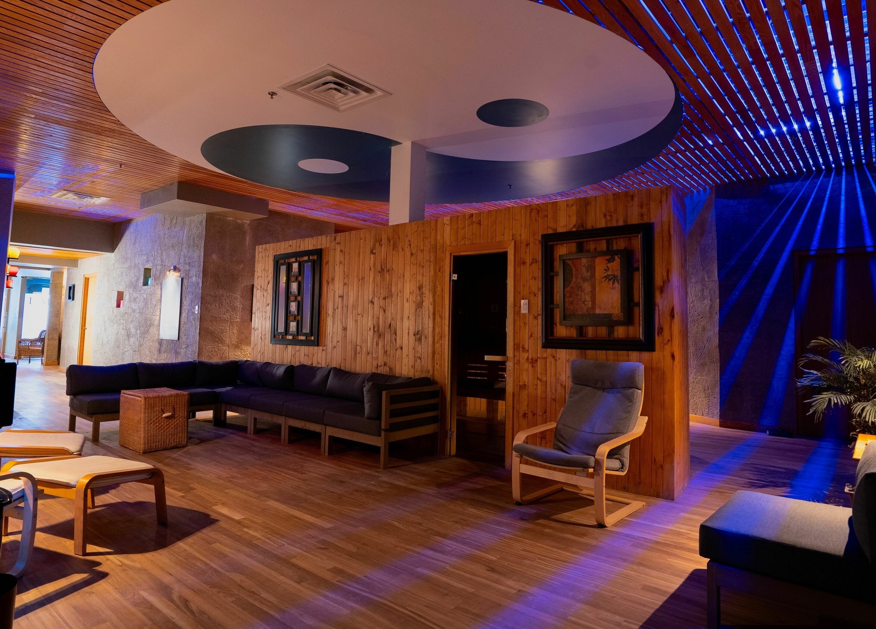 Salon en bois élégant à L'Absolu Spa, Montréal, Québec, CA, offrant une ambiance apaisante et chaleureuse.