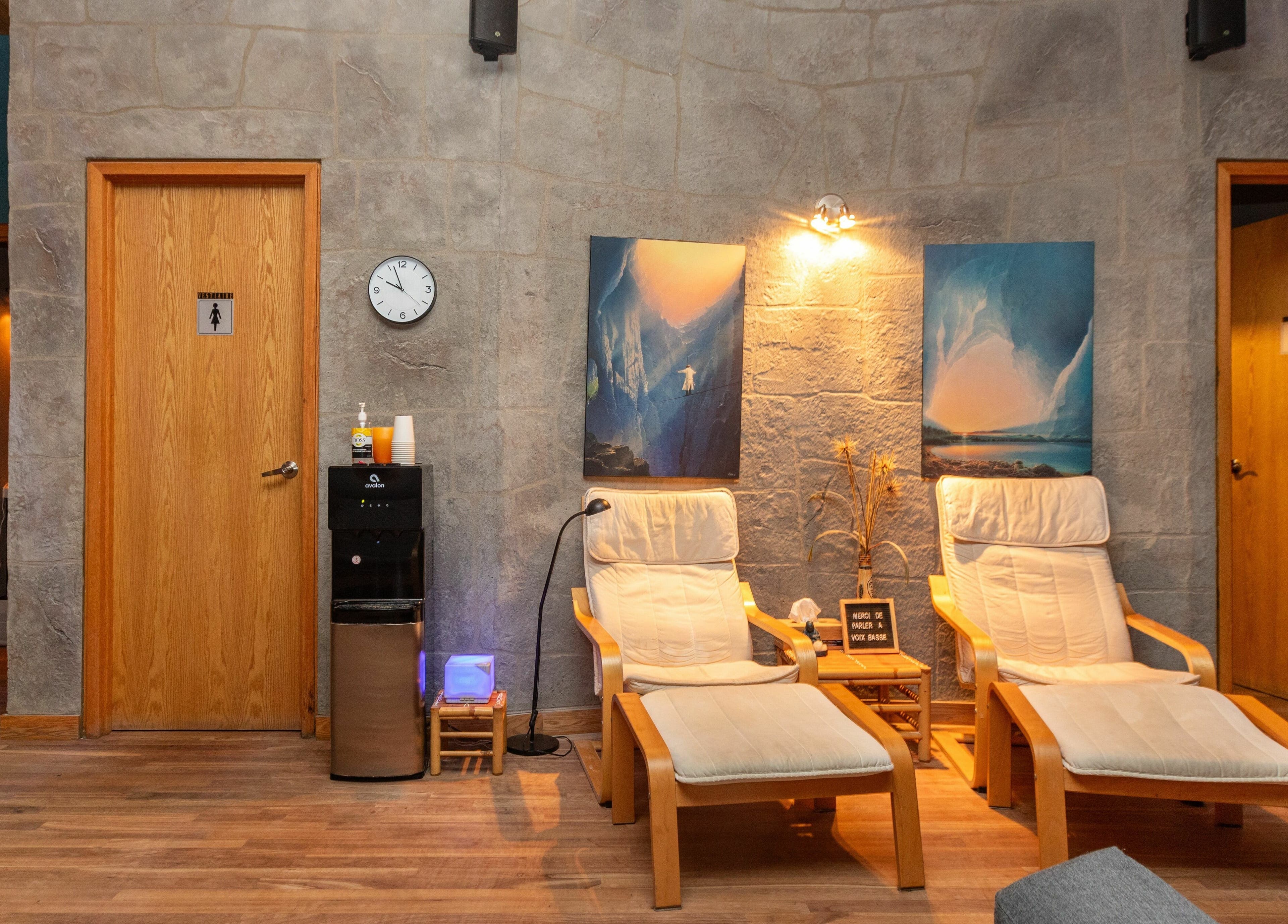 Espace détente à L'Absolu Spa, Montréal, Québec, CA avec fauteuils confortables et ambiance apaisante.