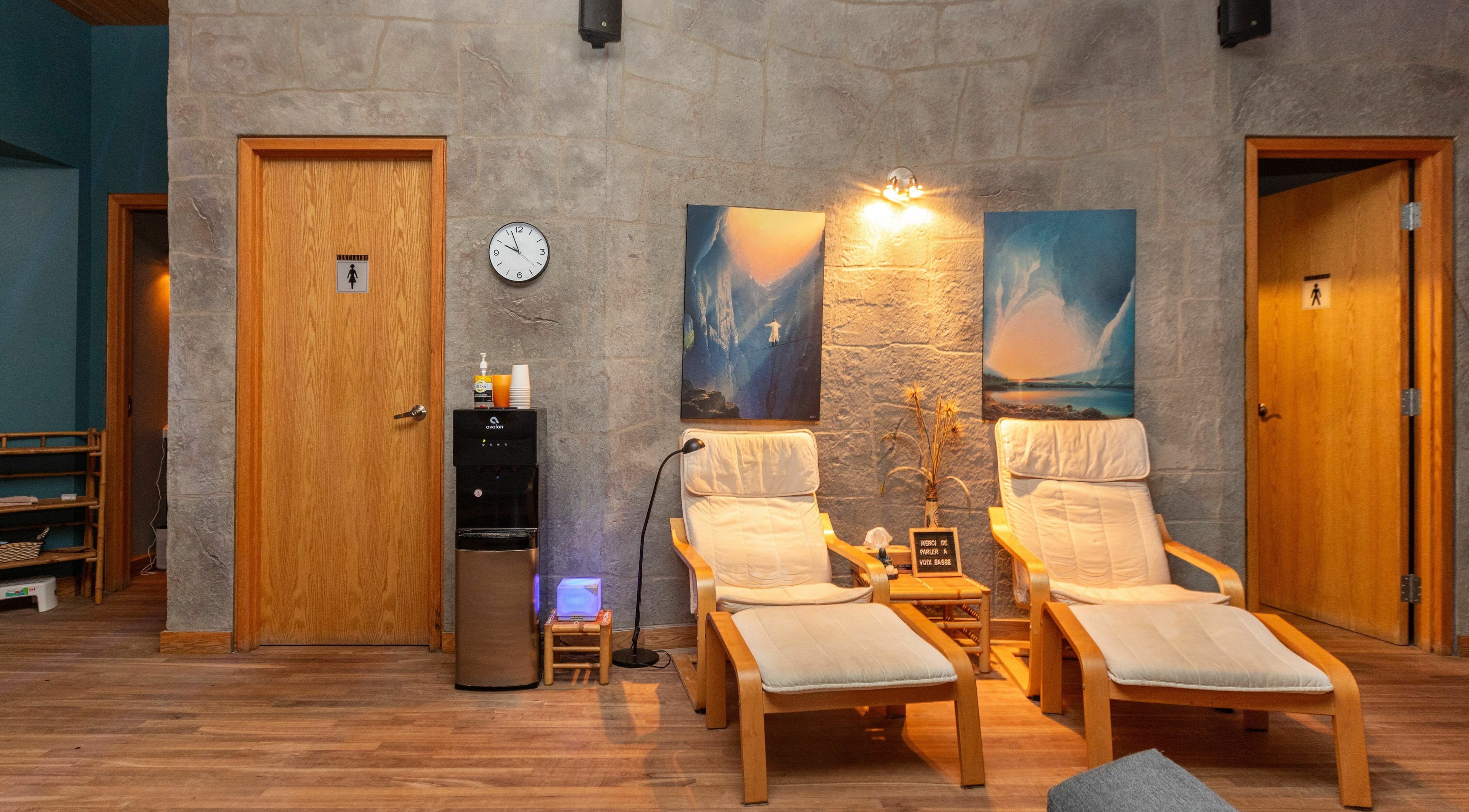 Espace détente à L'Absolu Spa, Montréal, Québec, CA avec fauteuils confortables et ambiance apaisante.