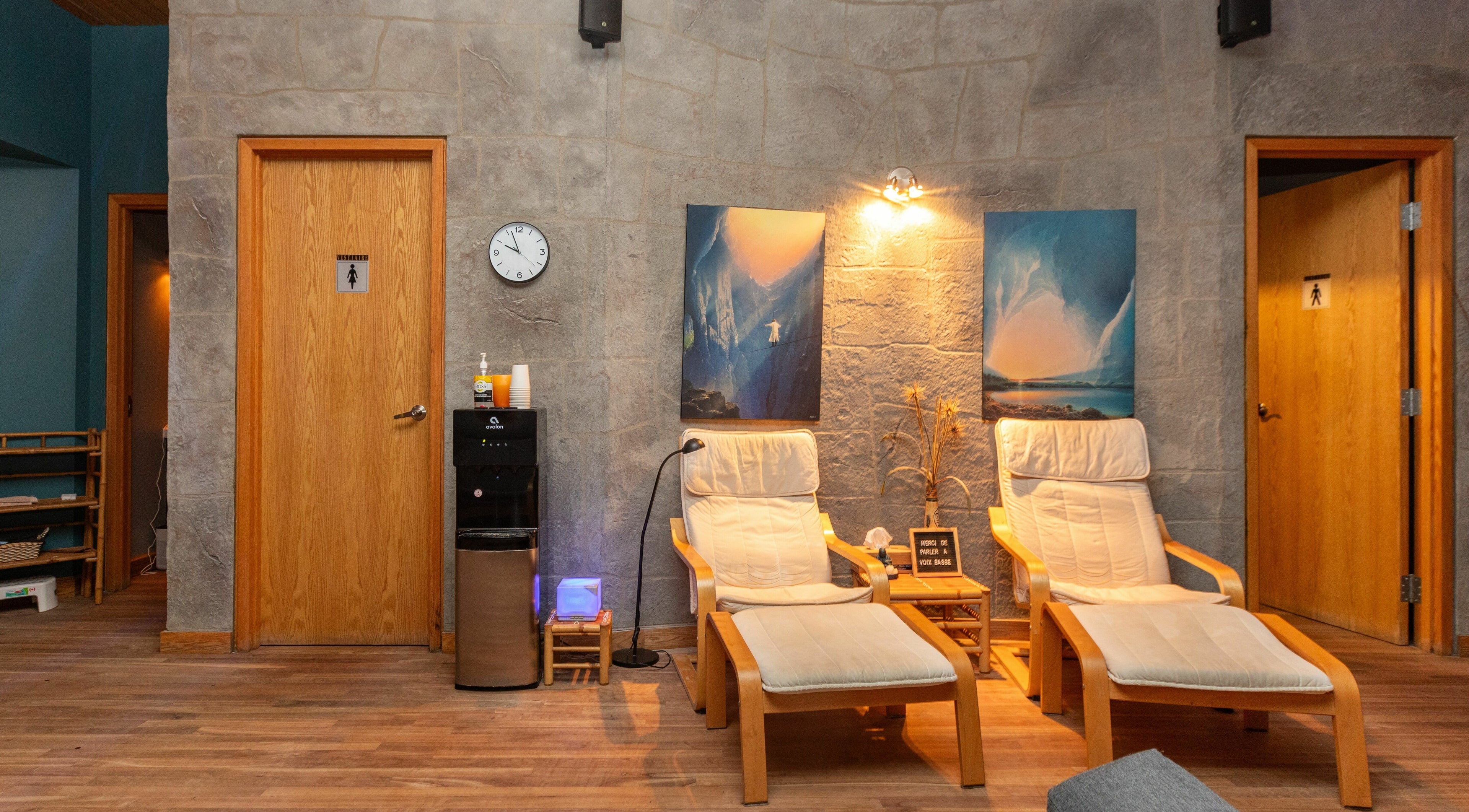 Espace détente à L'Absolu Spa, Montréal, Québec, CA avec fauteuils confortables et ambiance apaisante.