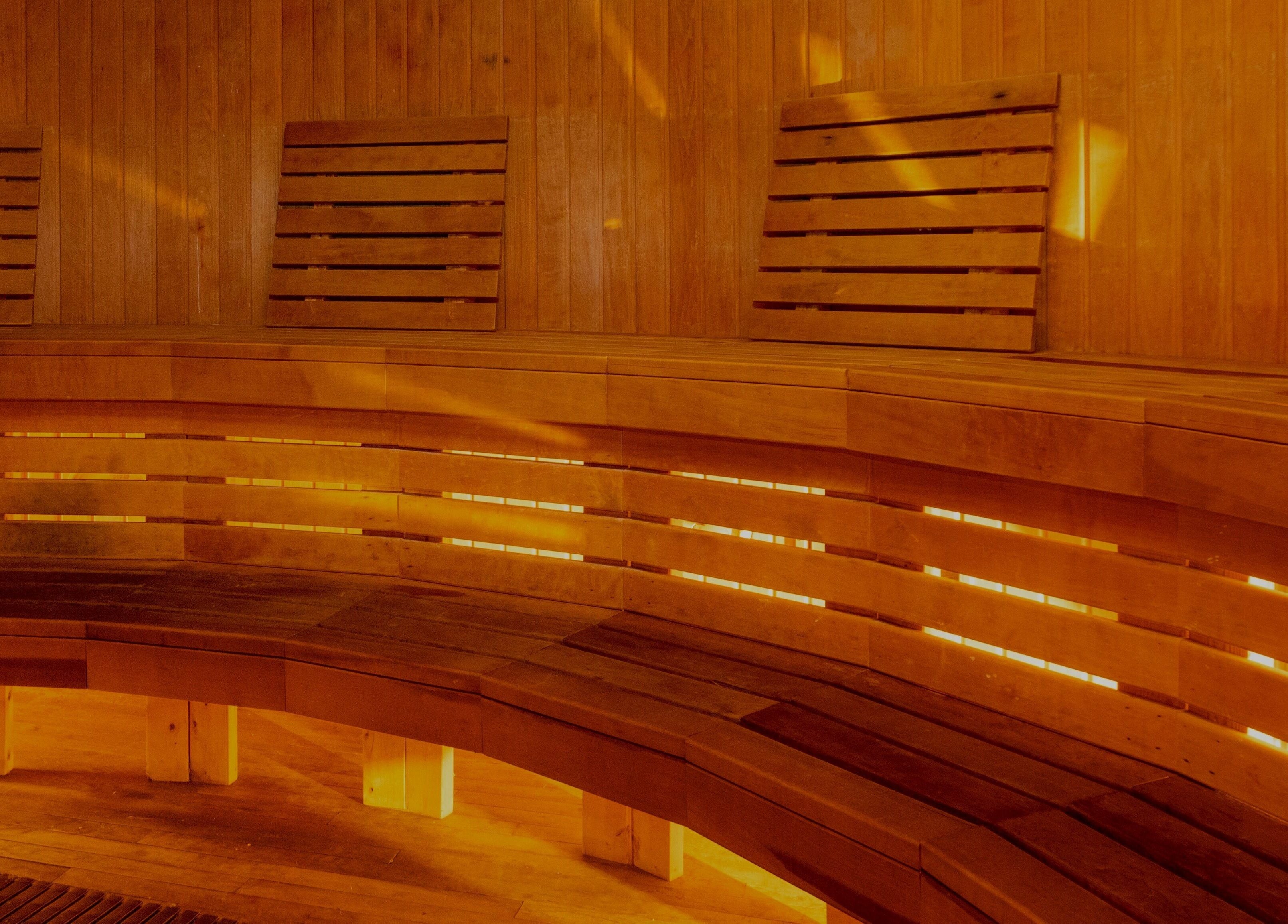 Sauna élégant en bois chez L'Absolu Spa à Montréal, Québec, CA, invitant à la détente et au bien-être.