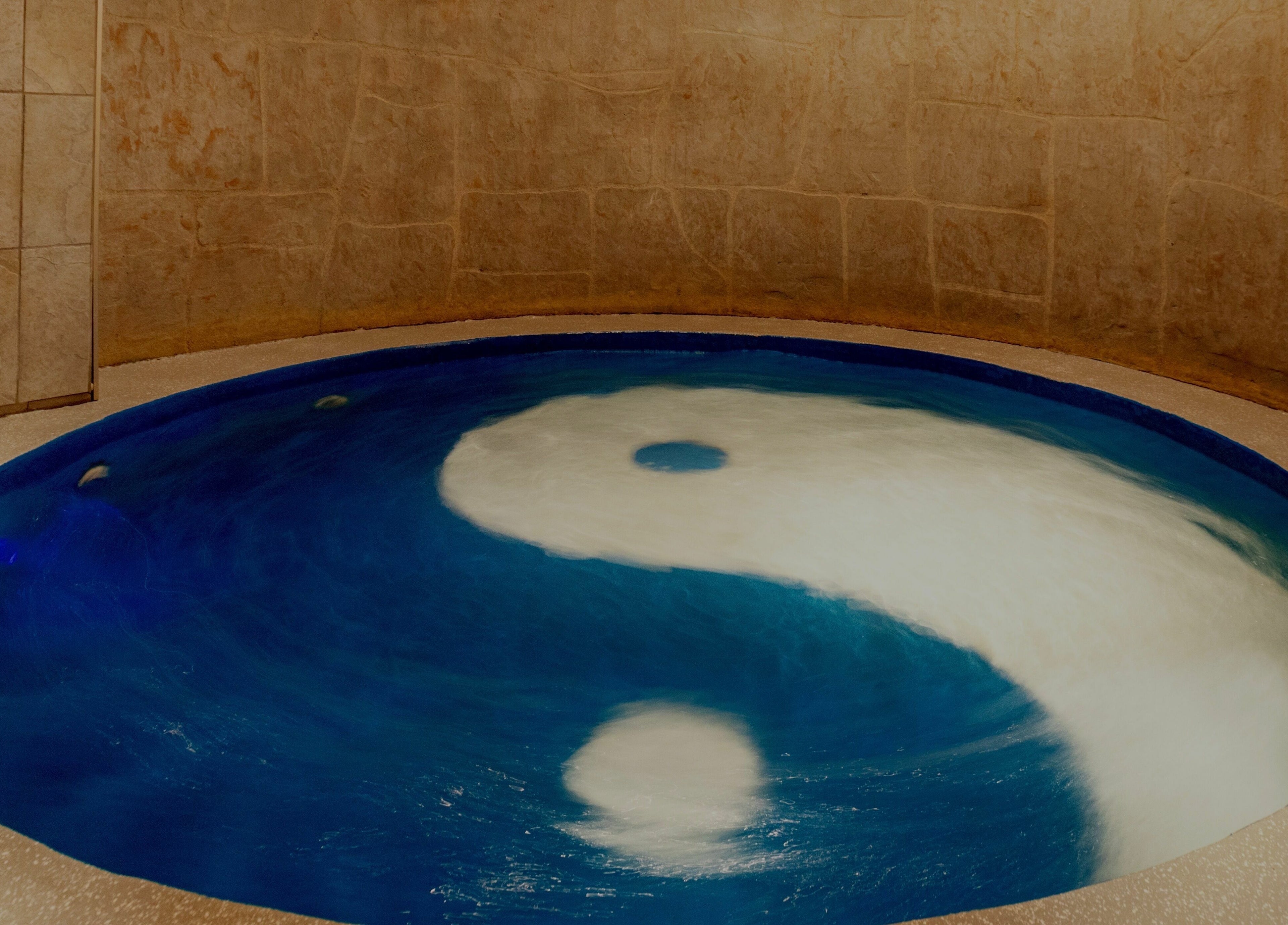 Bain à remous Yin-Yang au L'Absolu Spa, Montréal, Québec, CA, offrant relaxation suprême.