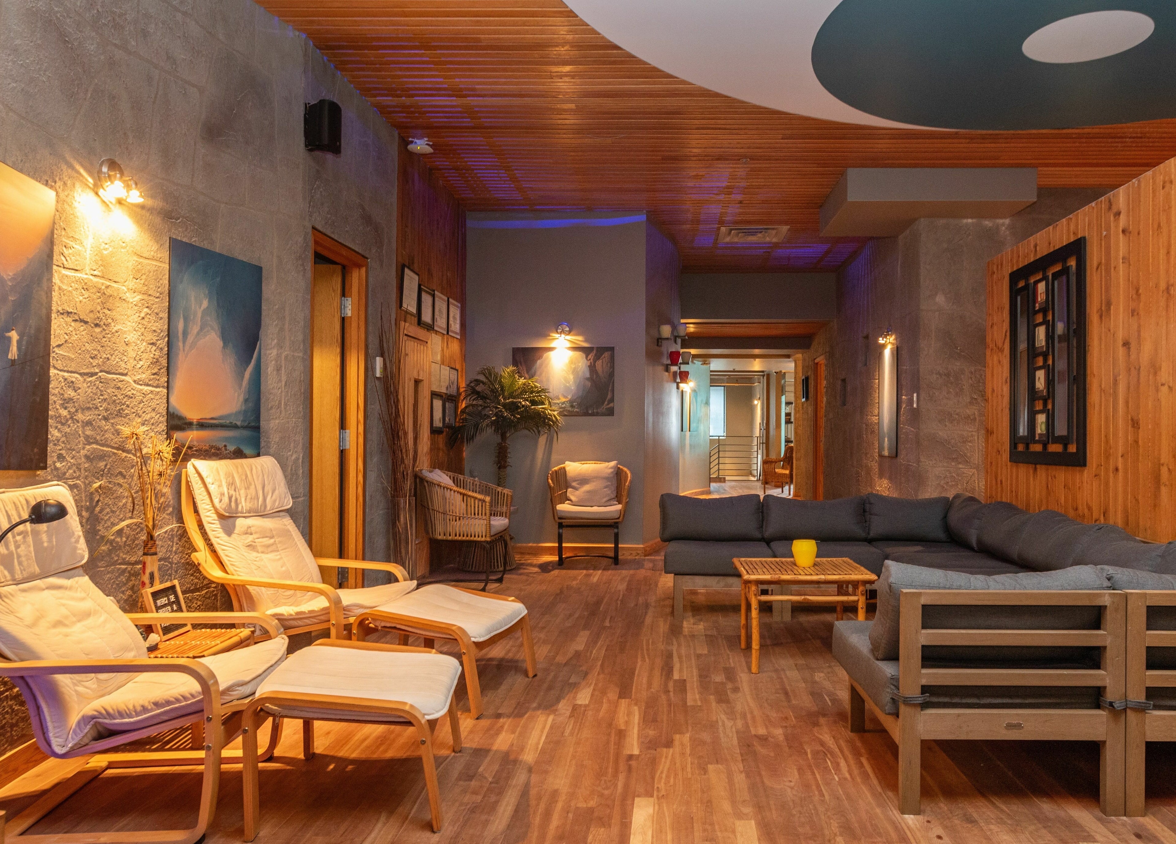 Lounge relaxant à L'Absolu Spa, Montréal, Québec, CA, avec fauteuils confortables et décoration apaisante.