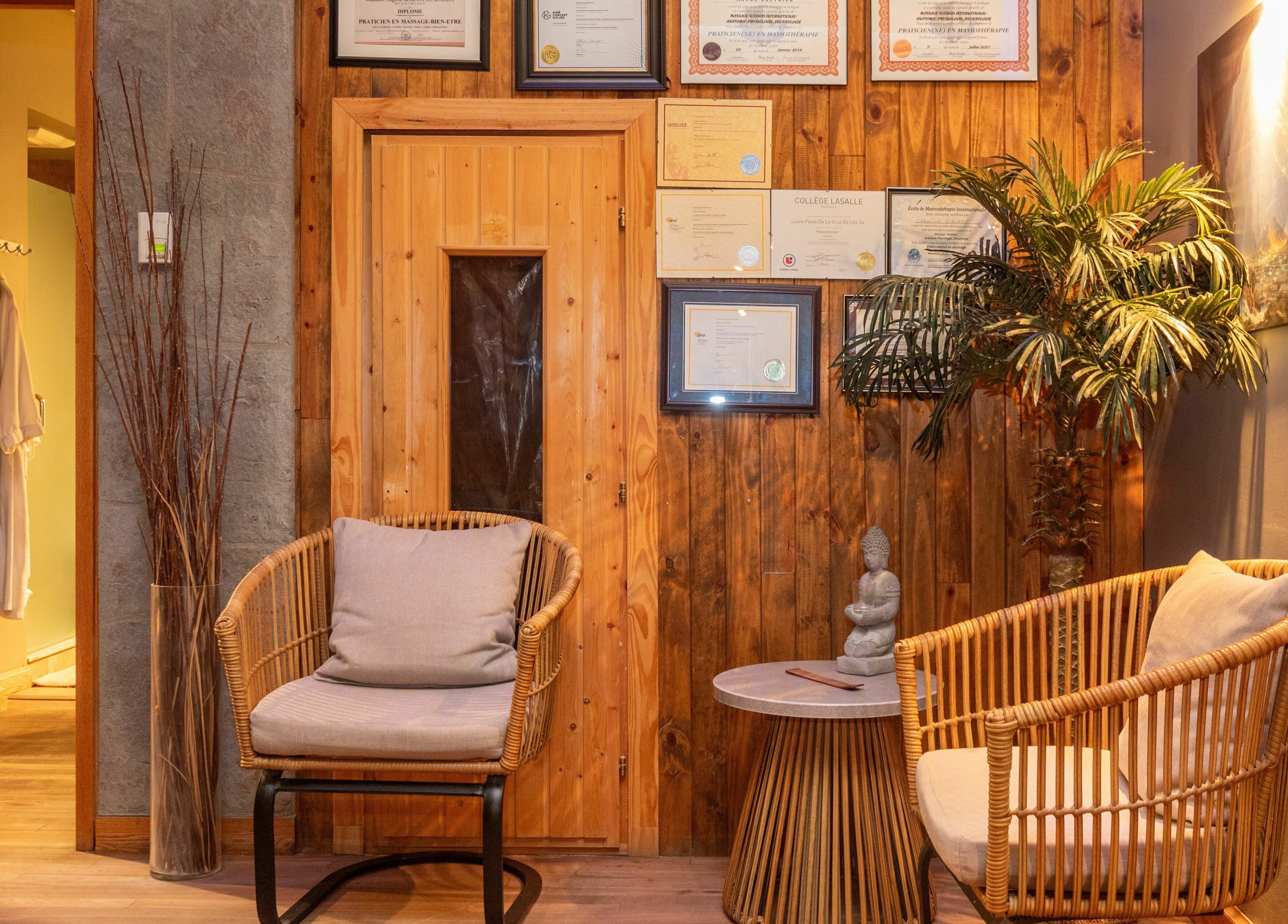 Coin détente chez L'Absolu Spa à Montréal, Québec, CA avec chaises en rotin et décoration zen.