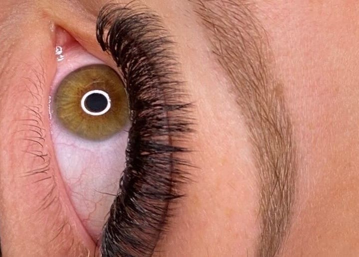 Close-up of expertly applied lashes at Carlene’s Lashes, Courtice, Ontario, CA, showcasing detailed craftsmanship.