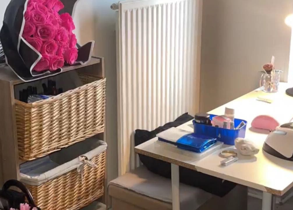 Espace beauté à Kalifa Br, Villeurbanne, Auvergne-rhône-alpes, FR, avec rose et matériel esthétique.