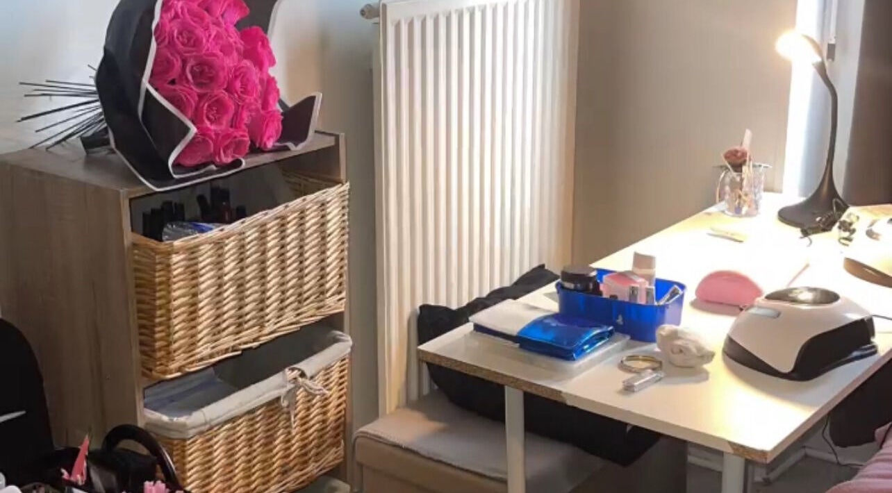 Espace beauté à Kalifa Br, Villeurbanne, Auvergne-rhône-alpes, FR, avec rose et matériel esthétique.