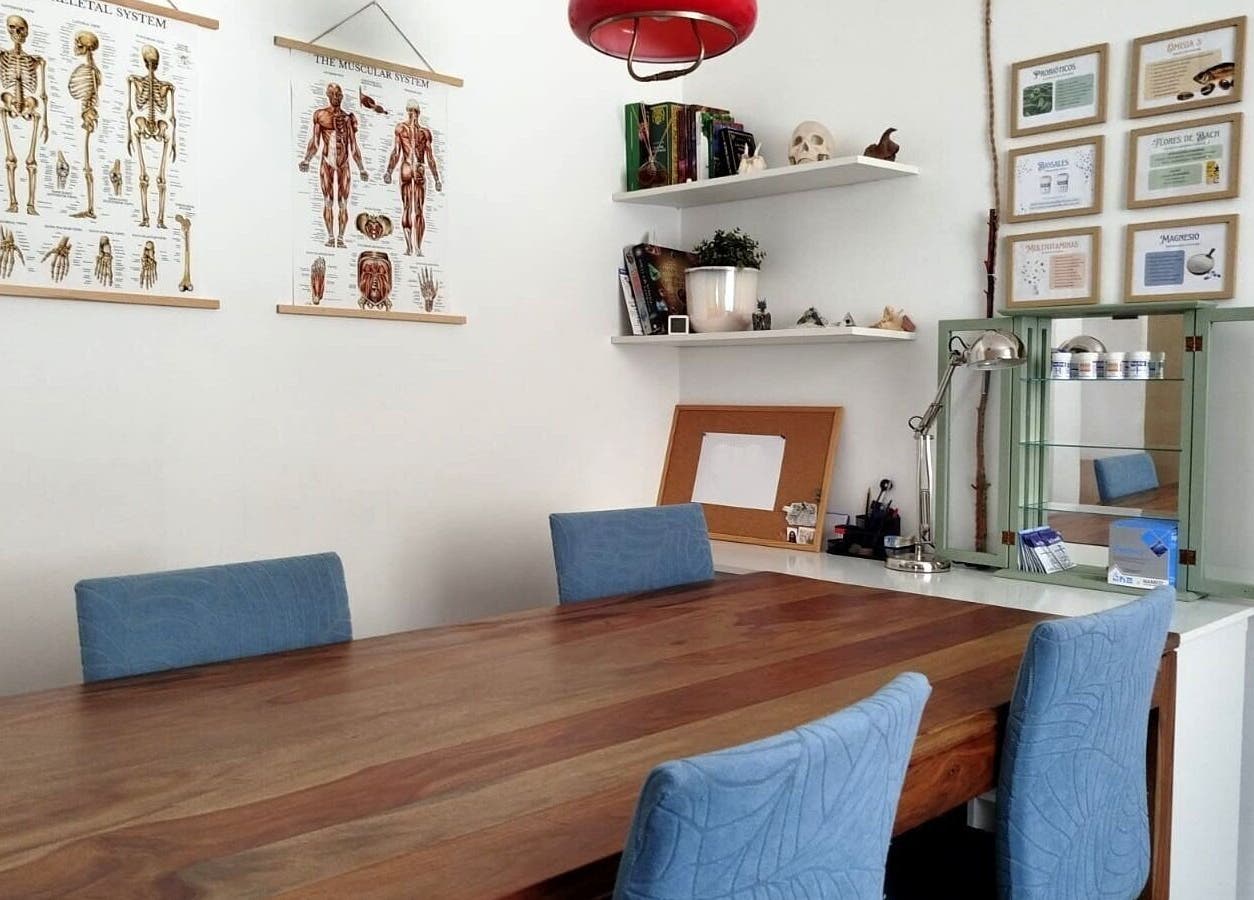 Sala de relajación en Loto Negro, Bilbao, País Vasco, ES. Decoración moderna y acogedora para bienestar óptimo.