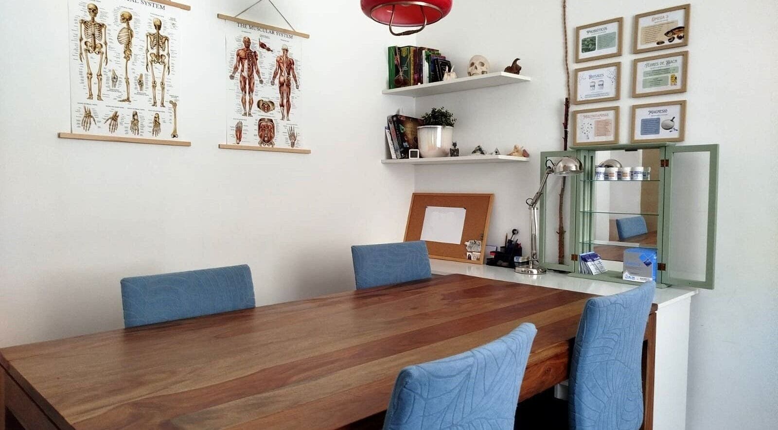 Sala de relajación en Loto Negro, Bilbao, País Vasco, ES. Decoración moderna y acogedora para bienestar óptimo.