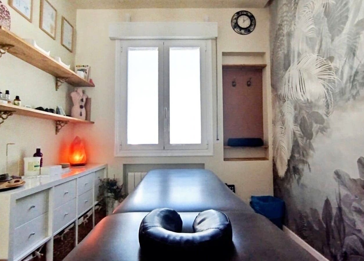 Sala de masajes acogedora en Loto Negro, Bilbao, País Vasco, ES, con decoración natural y luz suave.