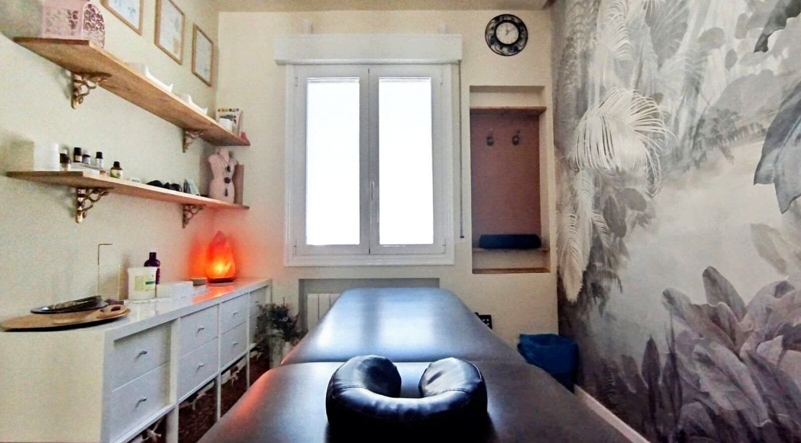 Sala de masajes acogedora en Loto Negro, Bilbao, País Vasco, ES, con decoración natural y luz suave.