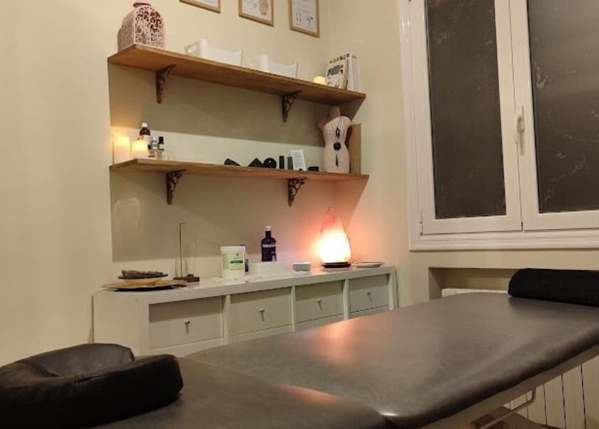 Sala de masajes en Loto Negro, Bilbao, País Vasco, ES, con decoraciones cálidas y luz ambiental.