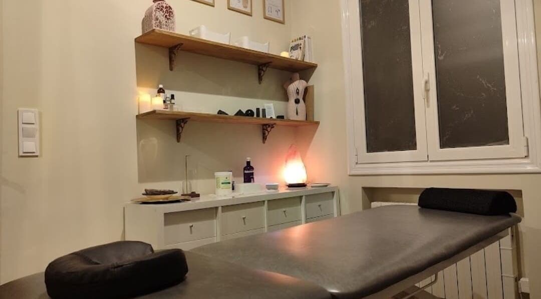 Sala de masajes en Loto Negro, Bilbao, País Vasco, ES, con decoraciones cálidas y luz ambiental.