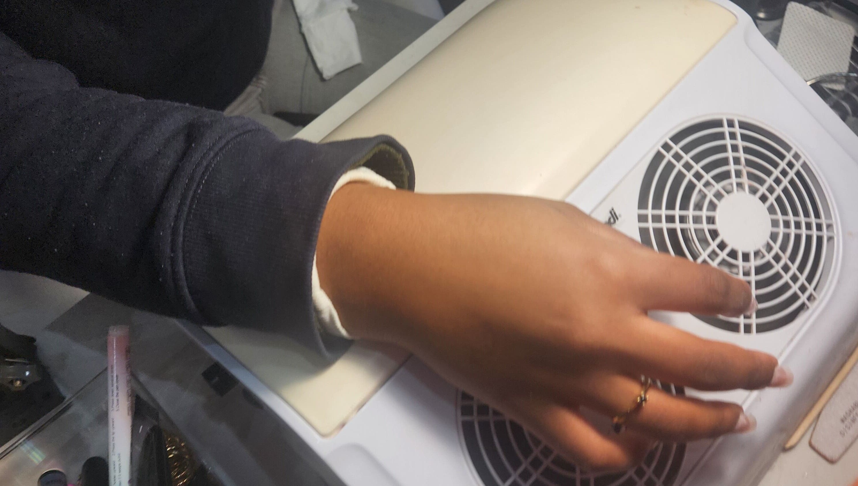 Cliente em processo de manicure profissional na Iracilda nail design, Braga, Braga, PT.