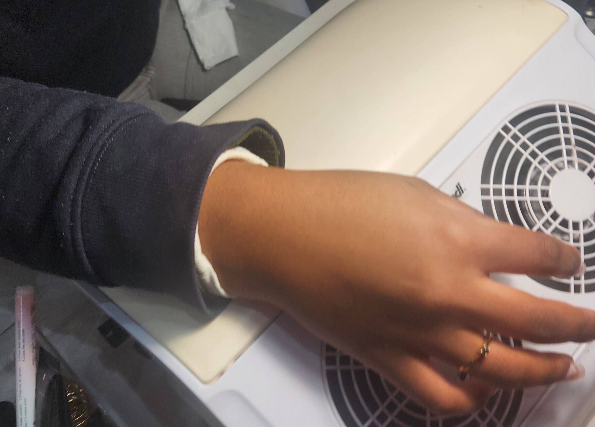 Cliente em processo de manicure profissional na Iracilda nail design, Braga, Braga, PT.