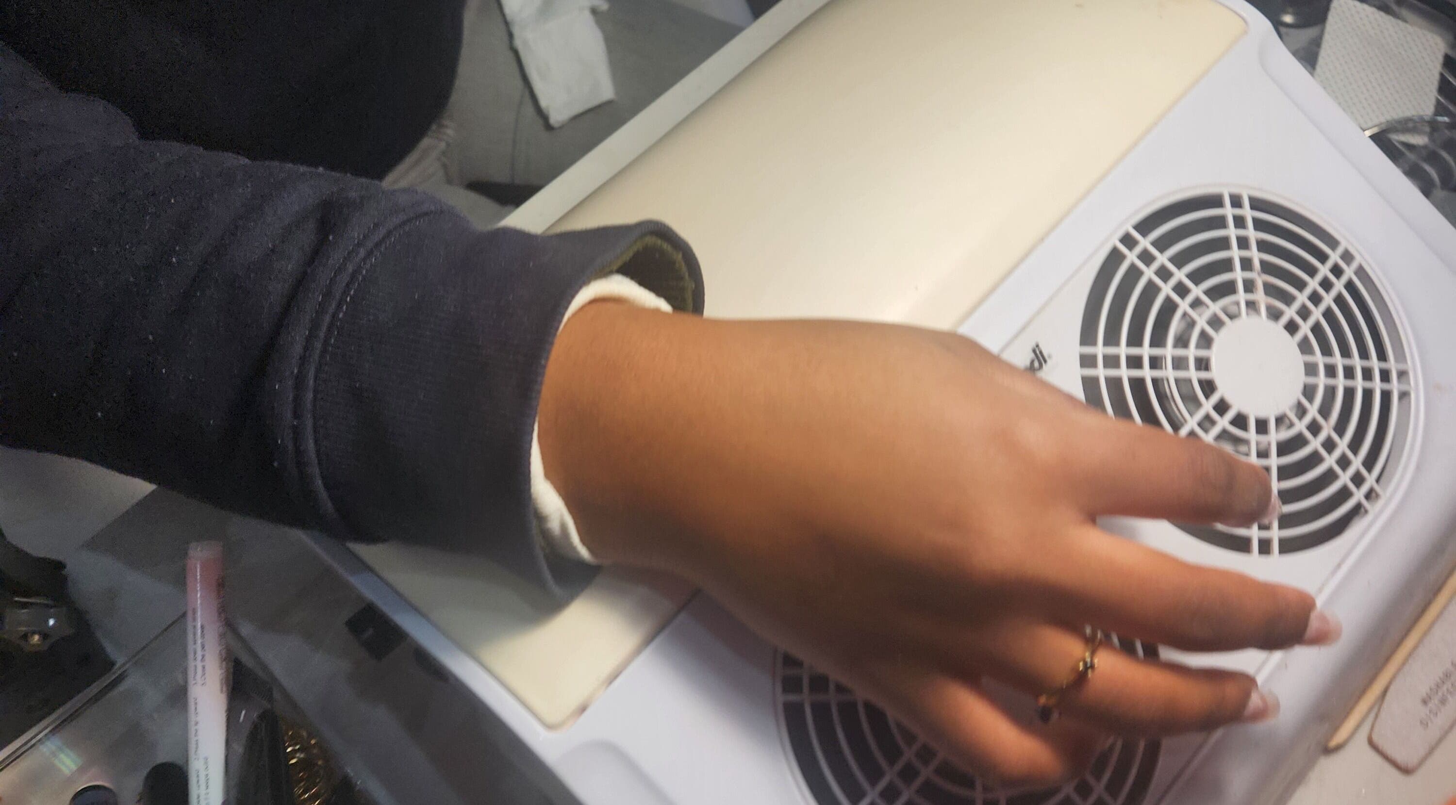 Cliente em processo de manicure profissional na Iracilda nail design, Braga, Braga, PT.