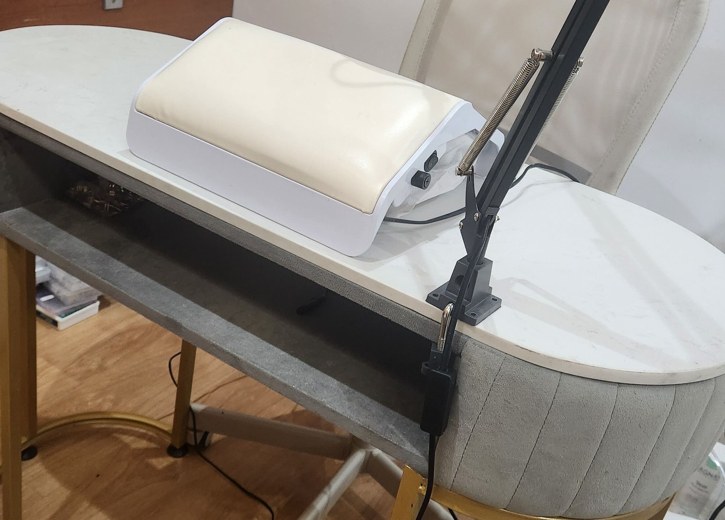 Mesa de design elegante em Iracilda nail design, Braga, Braga, PT, pronta para tratamentos de unhas.