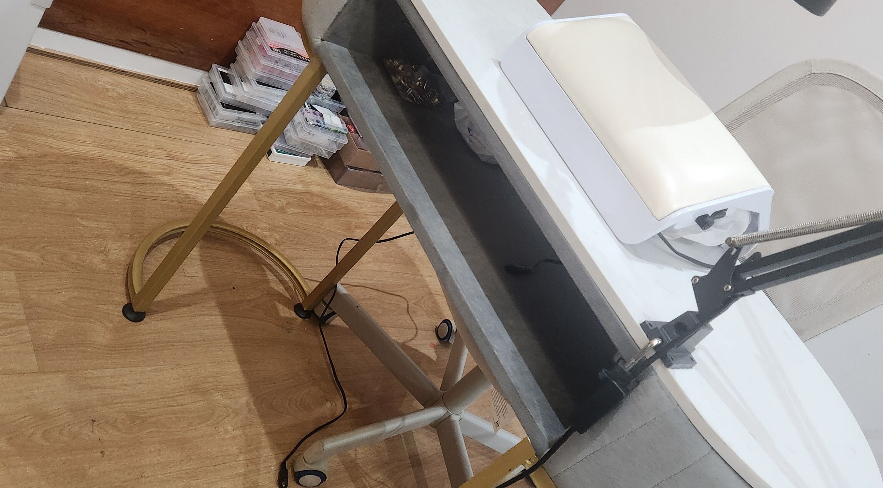 Mesa de manicure moderna em Iracilda Nail Design, Braga, Braga, PT, com equipamento profissional.