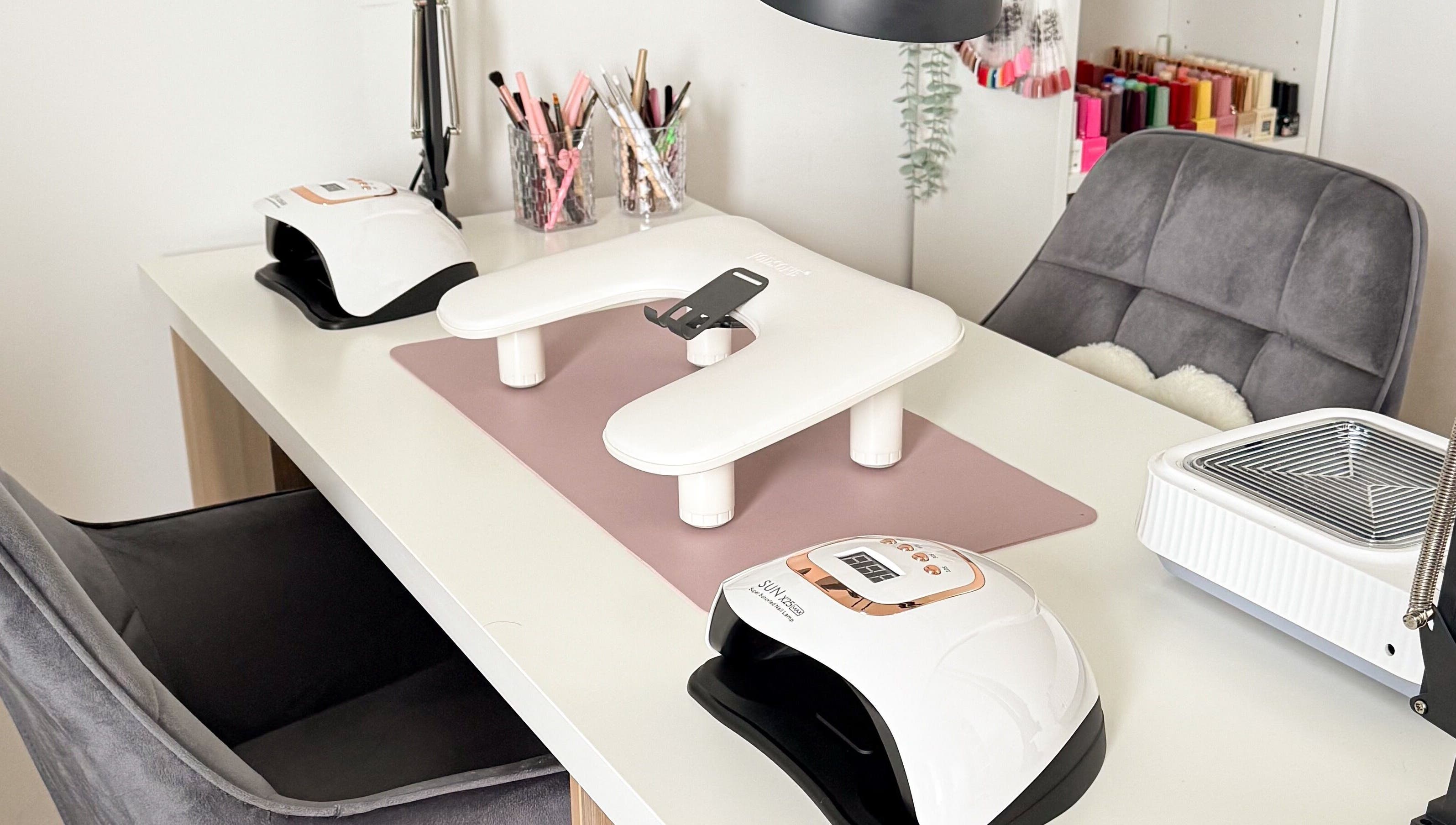 Station de manucure moderne à Mira_Nails33, Bègles, Nouvelle-aquitaine, FR, avec lampes UV et chaises confortables.