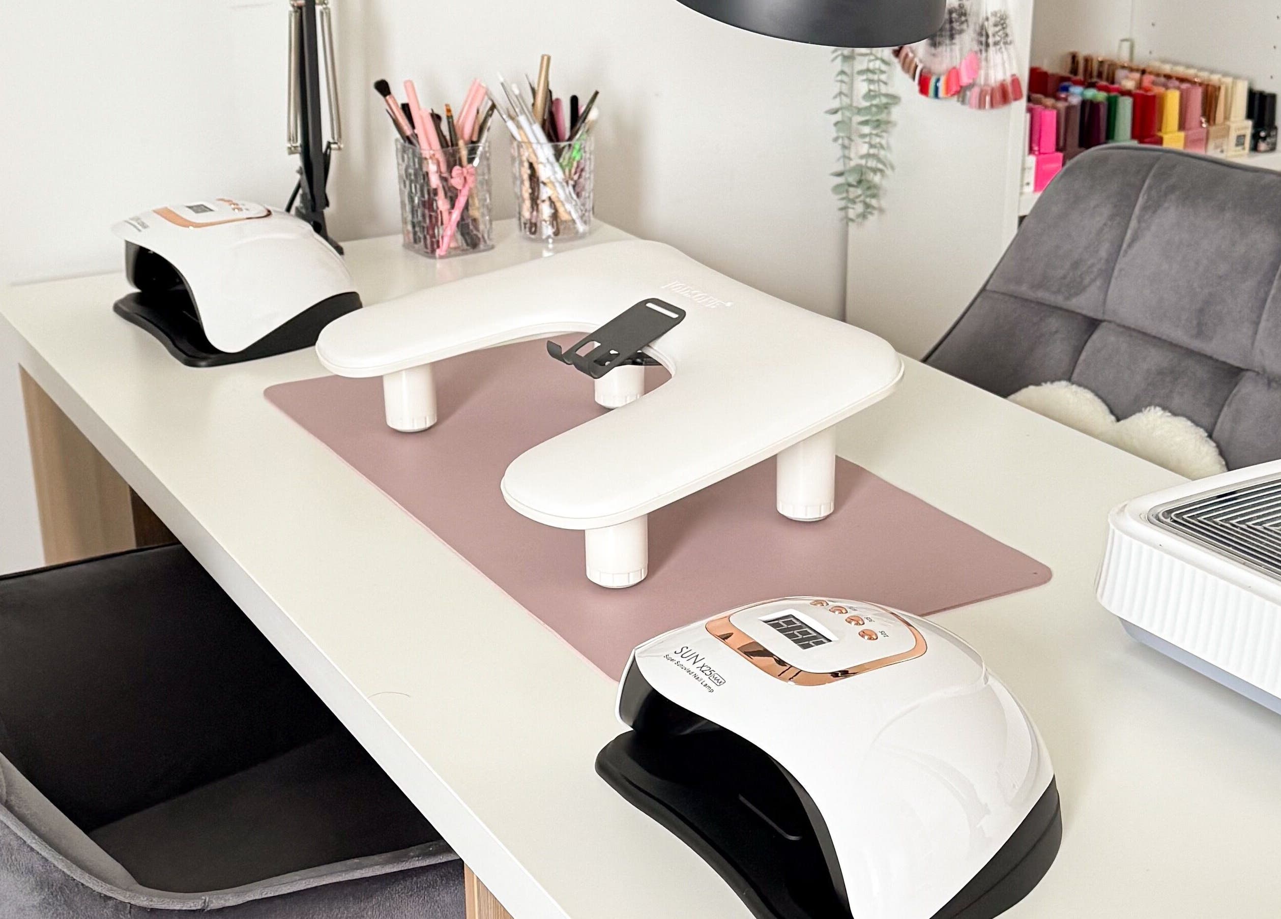 Station de manucure moderne à Mira_Nails33, Bègles, Nouvelle-aquitaine, FR, avec lampes UV et chaises confortables.