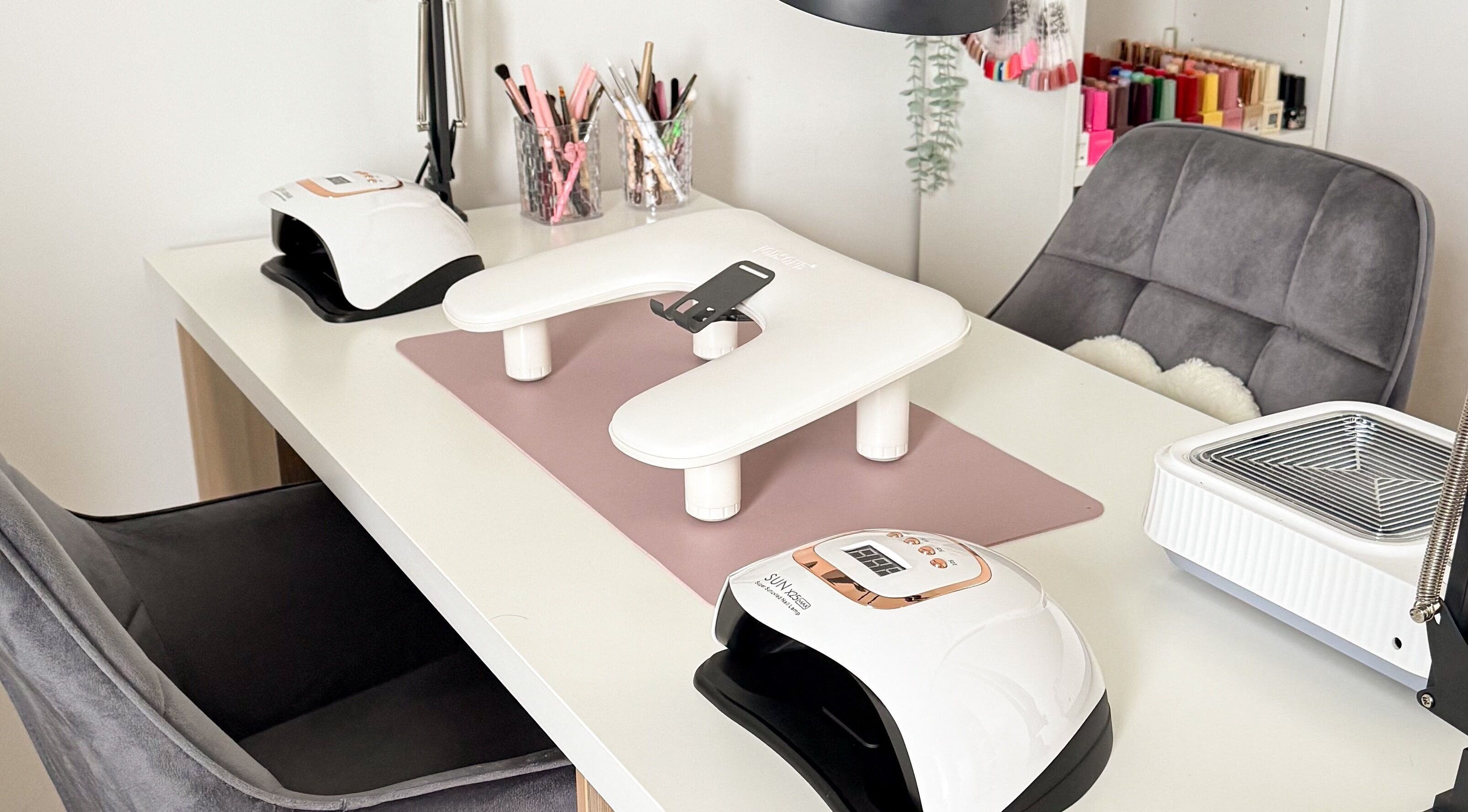 Station de manucure moderne à Mira_Nails33, Bègles, Nouvelle-aquitaine, FR, avec lampes UV et chaises confortables.