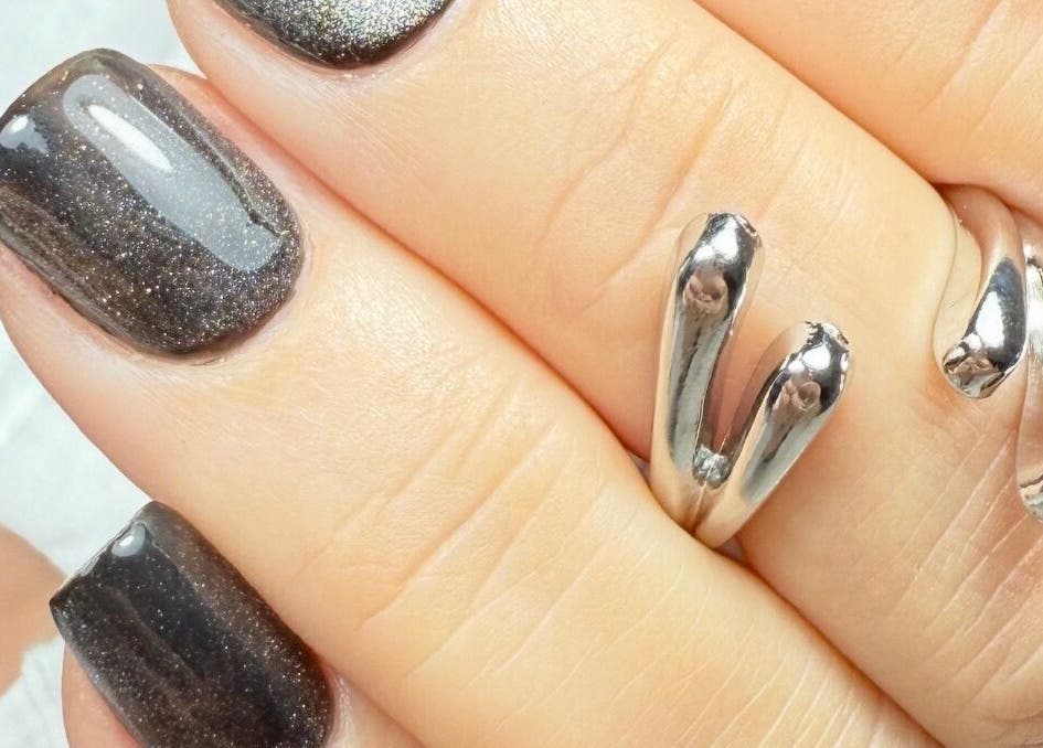 Manucure brillante chez Mira_Nails33 à Bègles, Nouvelle-aquitaine, FR, avec vernis scintillant argenté.