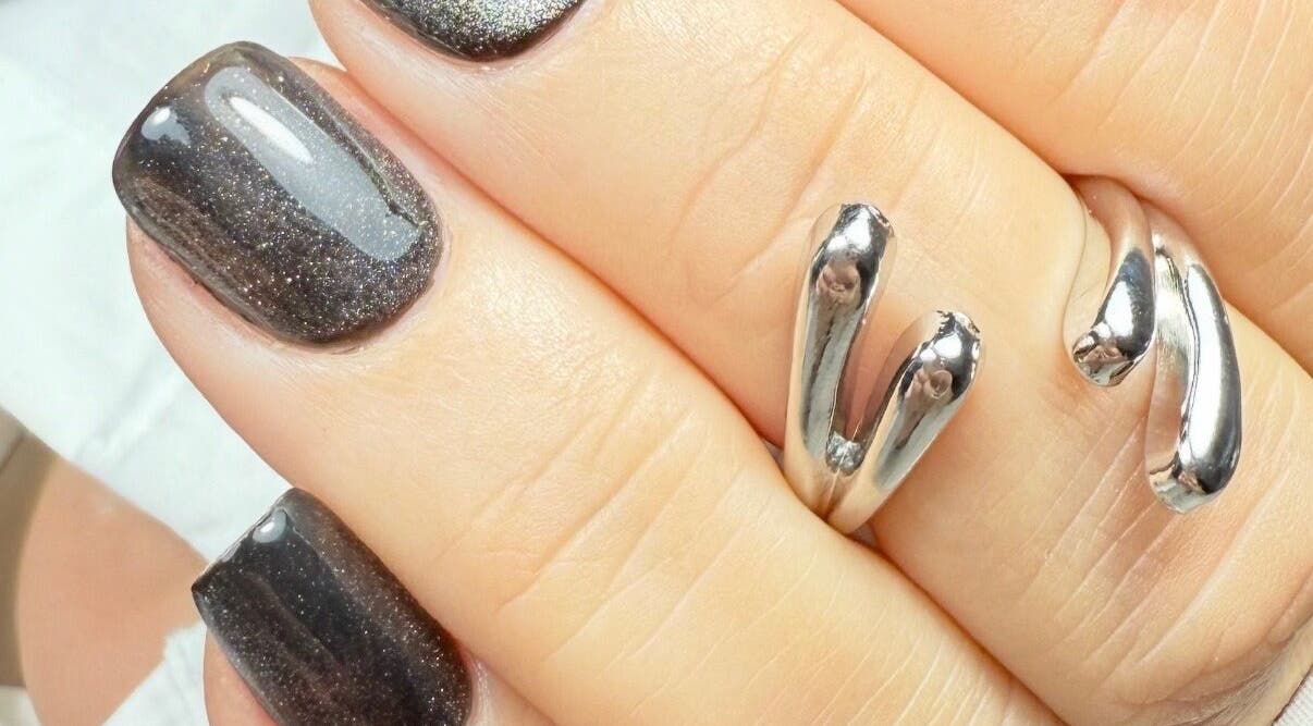 Manucure brillante chez Mira_Nails33 à Bègles, Nouvelle-aquitaine, FR, avec vernis scintillant argenté.