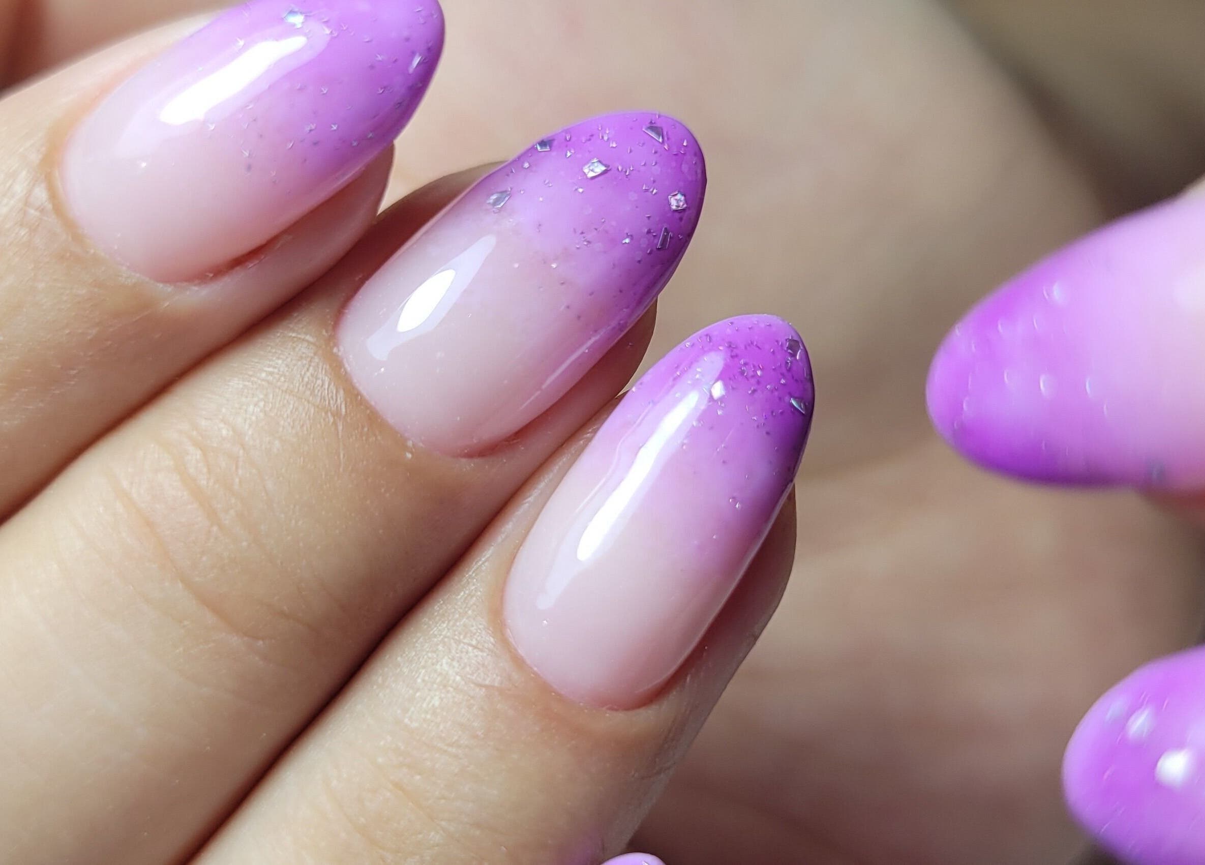 Diseño de uñas ombré violeta en Amadas Nails, Sada, ES, destacando elegancia y estilo.