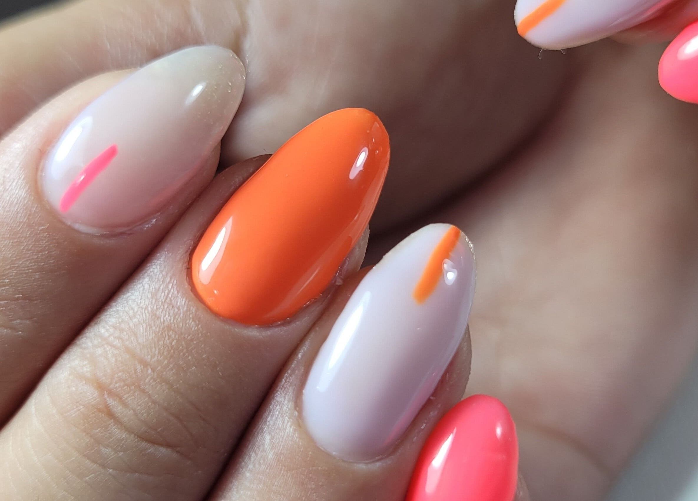 Uñas coloridas con diseño moderno en Amadas Nails, Sada, ES.