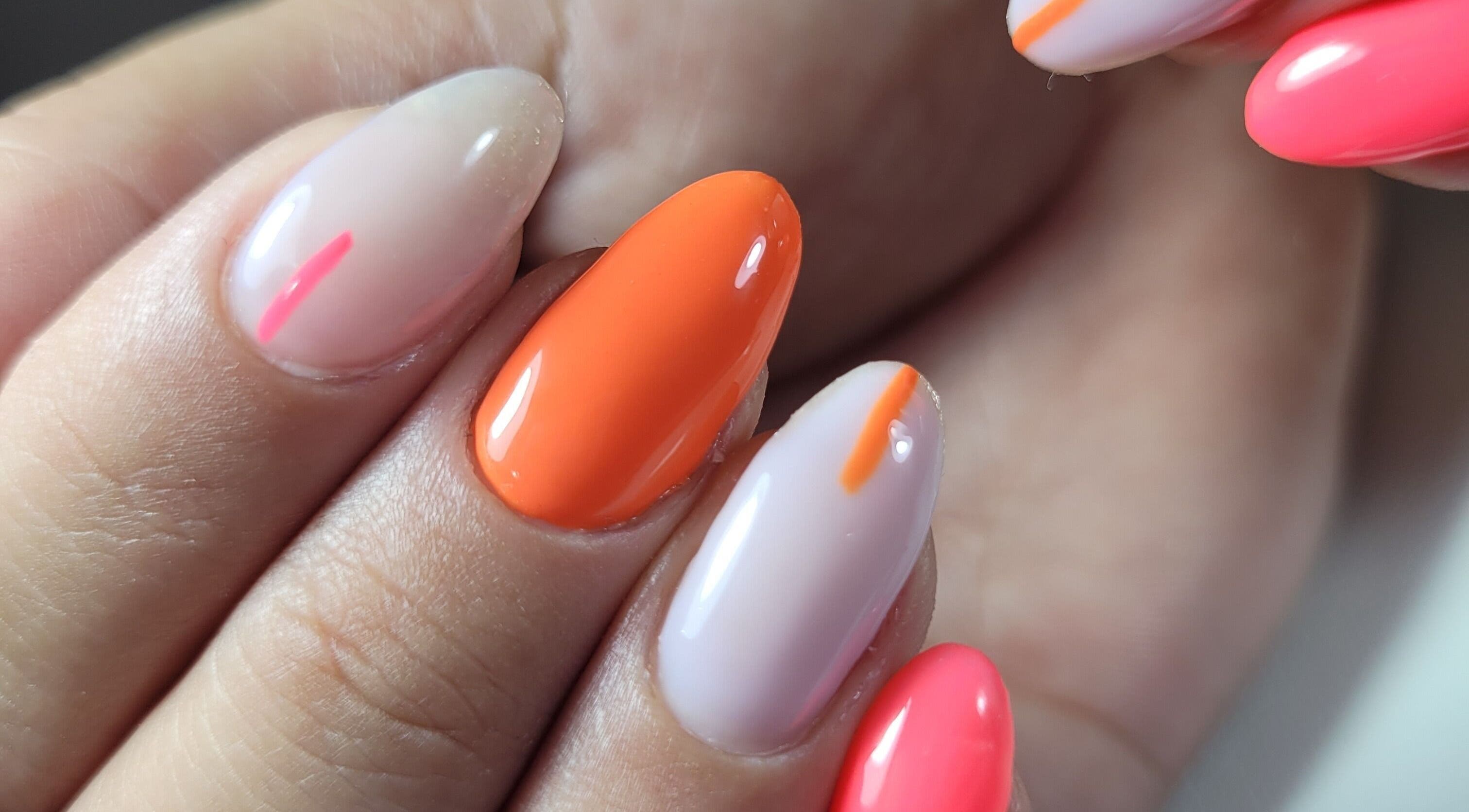 Uñas coloridas con diseño moderno en Amadas Nails, Sada, ES.