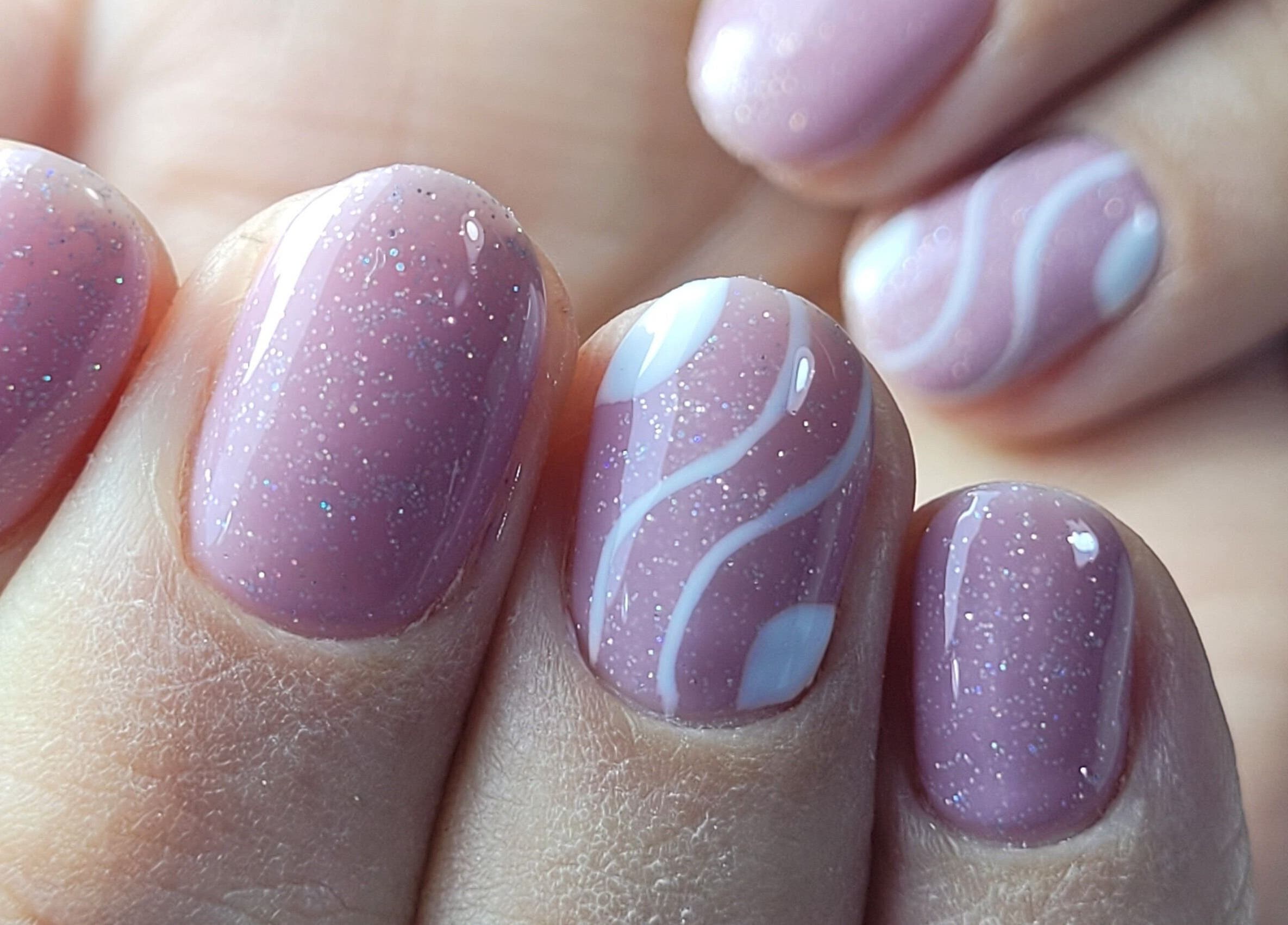 Diseño de uñas brillantes rosadas en Amadas Nails, Sada, ES.