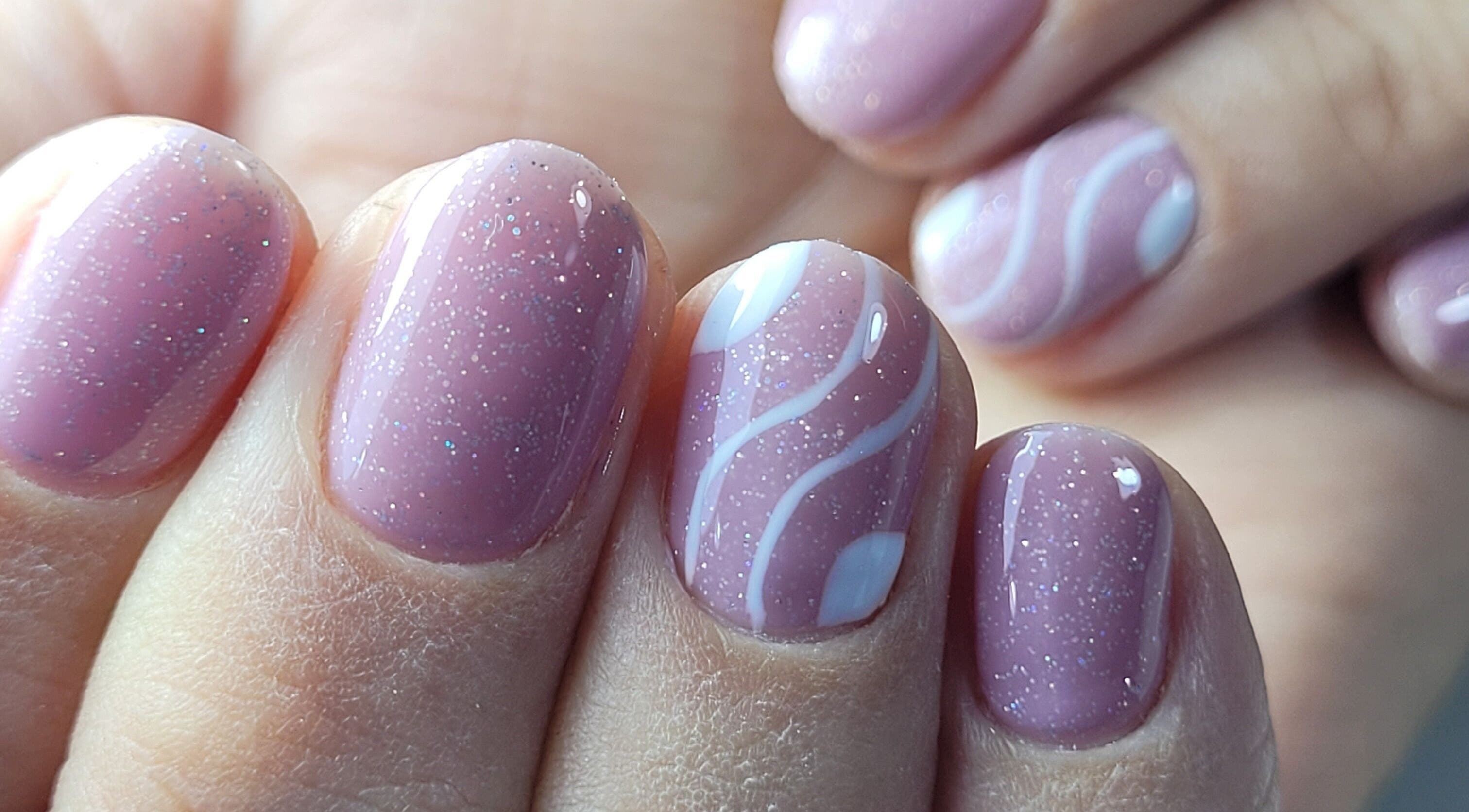 Diseño de uñas brillantes rosadas en Amadas Nails, Sada, ES.