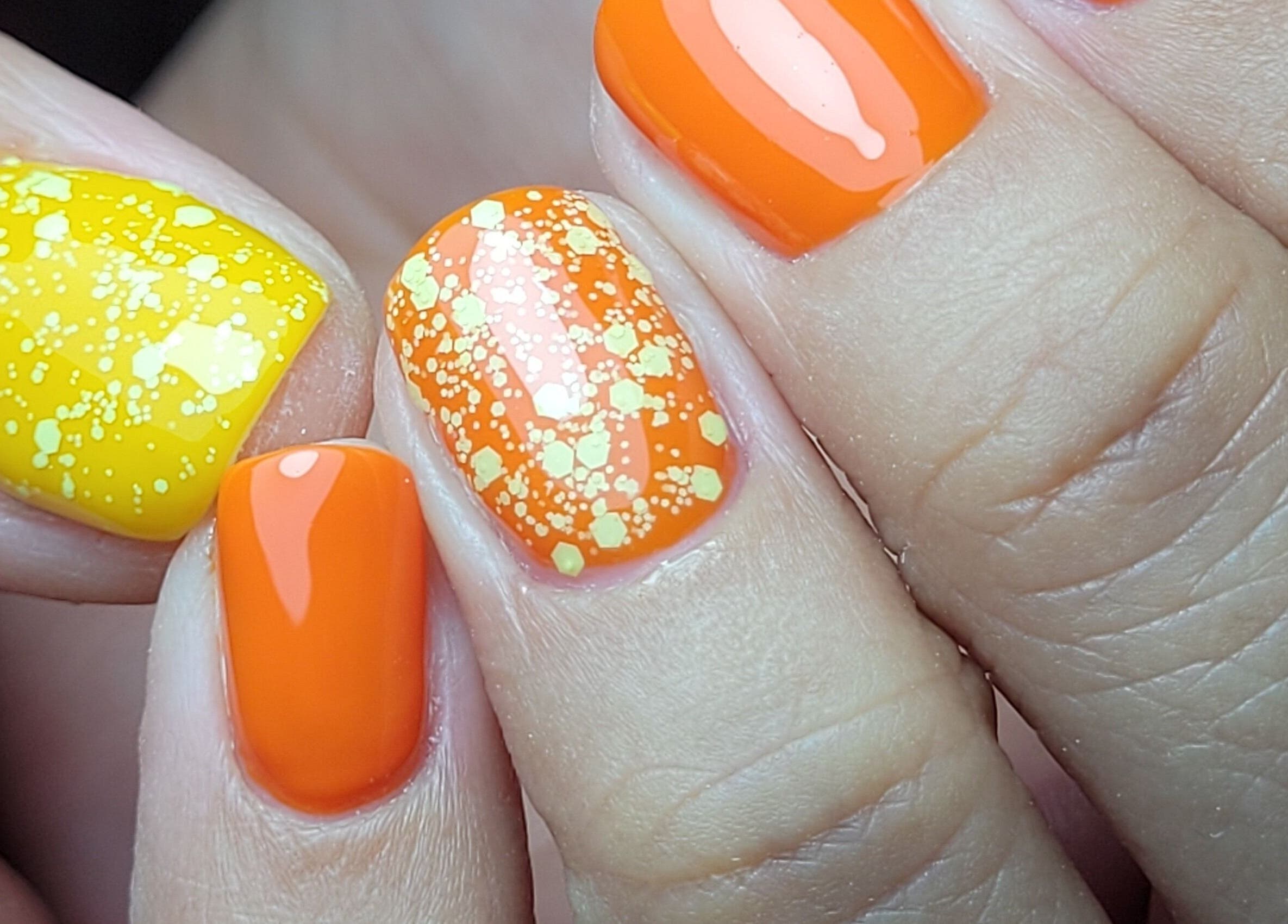 Manicura amarilla y naranja con purpurina en Amadas Nails, Sada, ES.