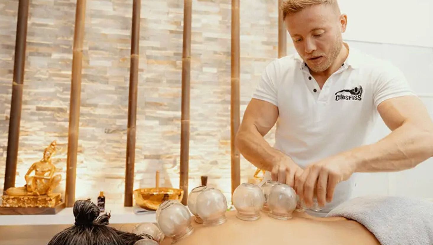 Massage mit Schröpfgläsern bei Chrisfiss, Brixen, IT.