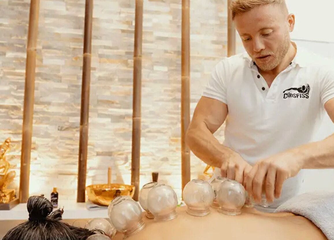 Massage mit Schröpfgläsern bei Chrisfiss, Brixen, IT.